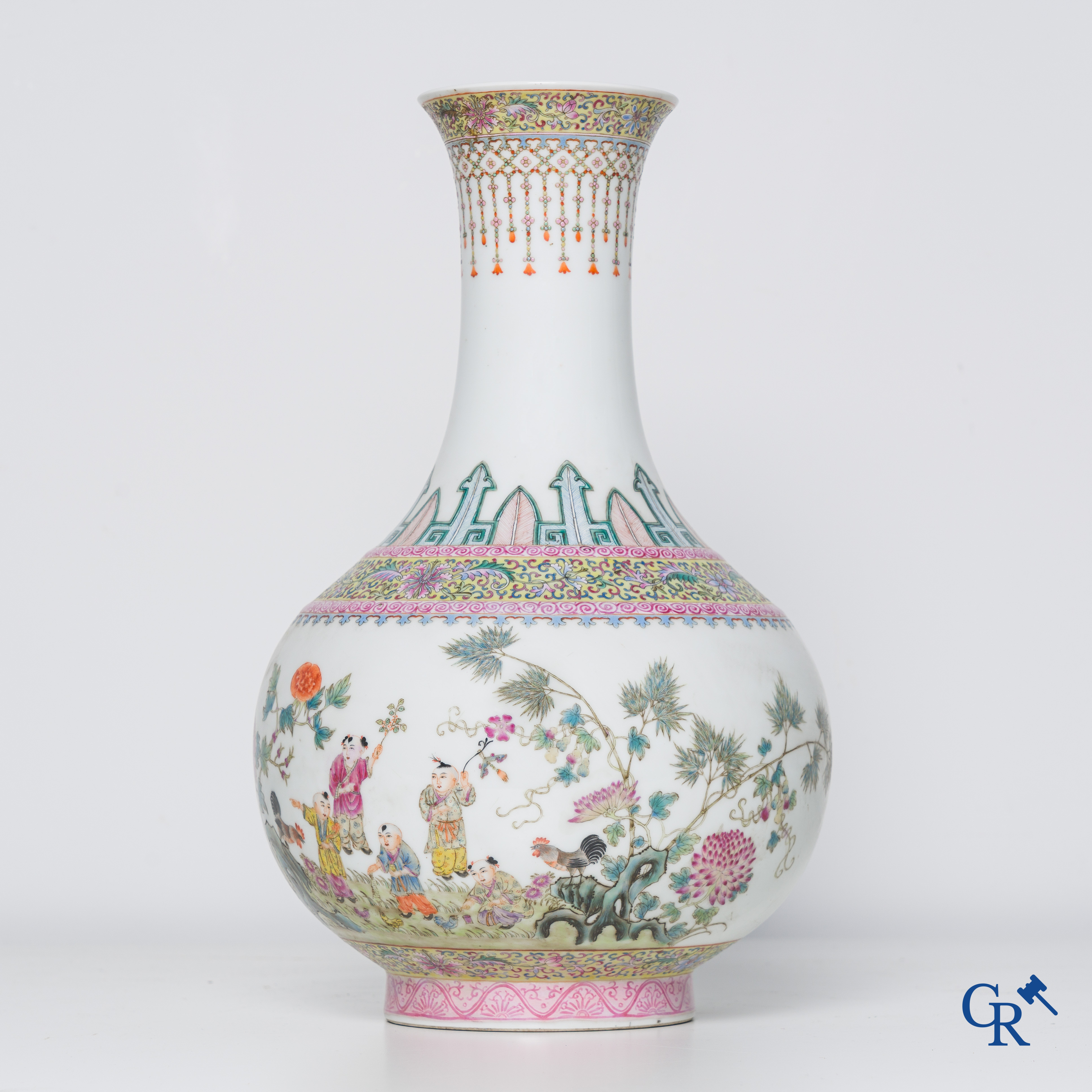 Art Asiatique, porcelaine chinoise. Un vase chinois famille rose avec un décor d'enfants.