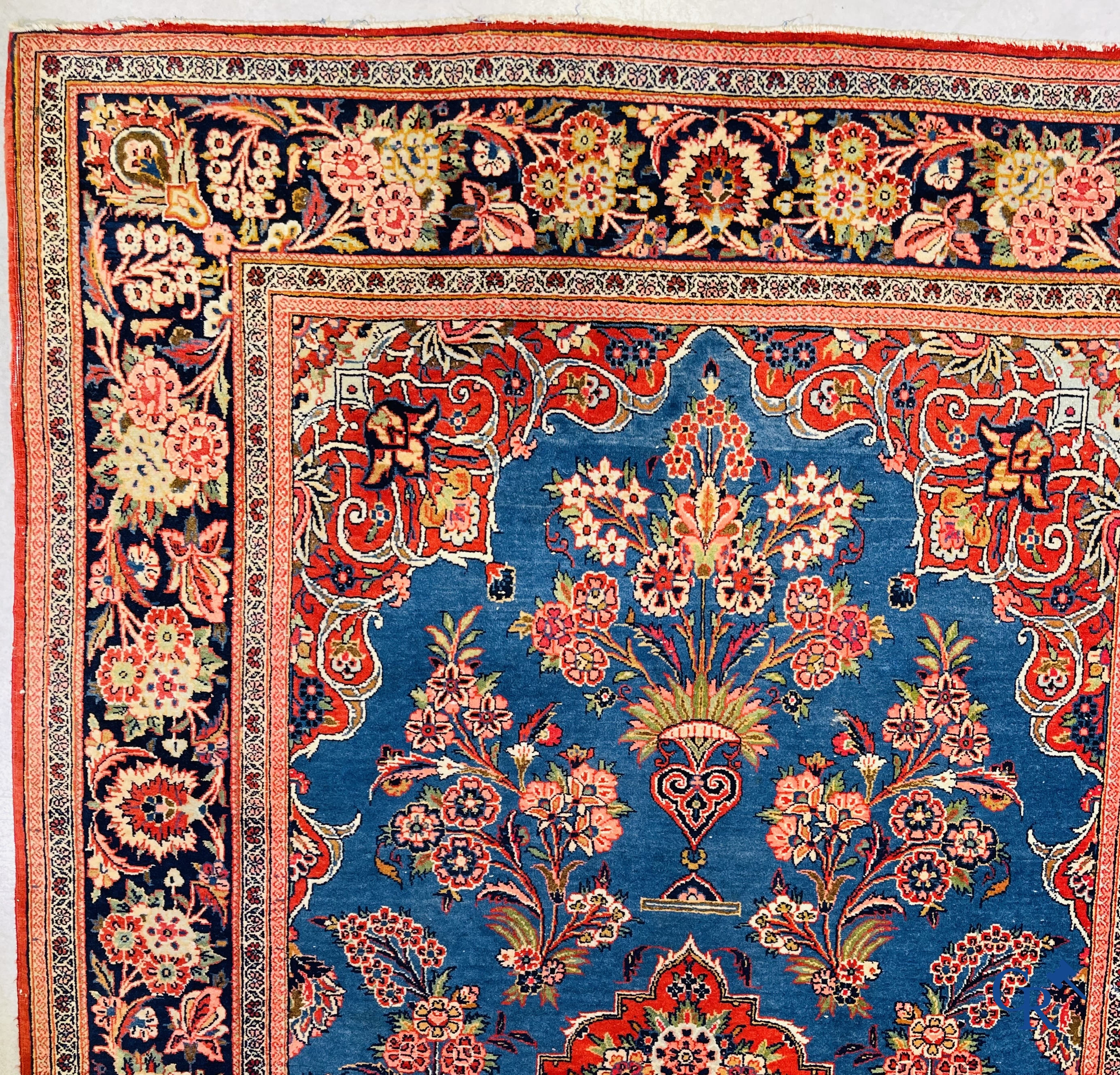 Tapis d'orient: Iran, tapis persan antique finement noué à la main avec des fleurs et des vases à fleurs.