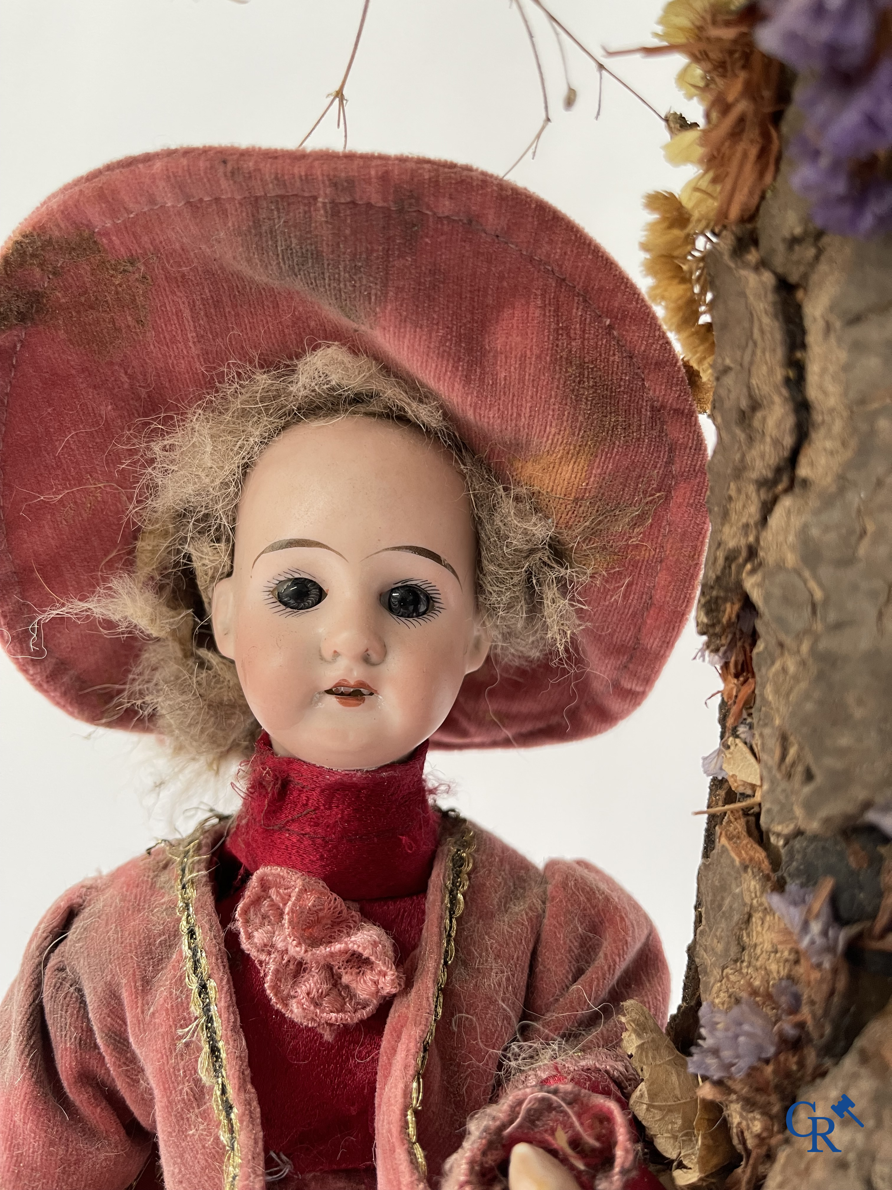 Un automate dans le gout de Phalibois, avec de la musique, la tête et les mains en porcelaine et en mouvement. Vers 1900.