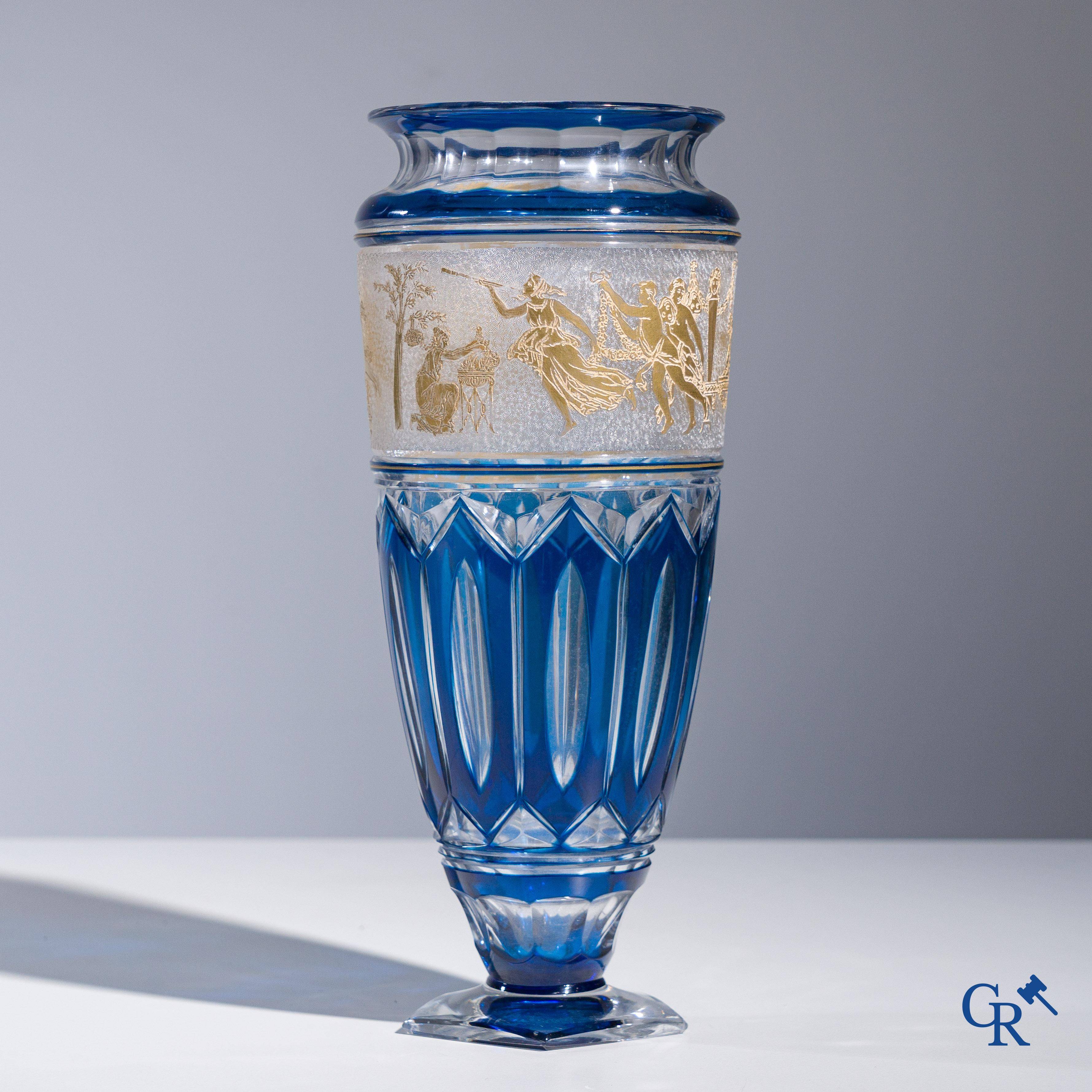 Val Saint Lambert: Léon Ledrut: Vase en cristal avec motif  "Danse de flore" sur fond bleu.