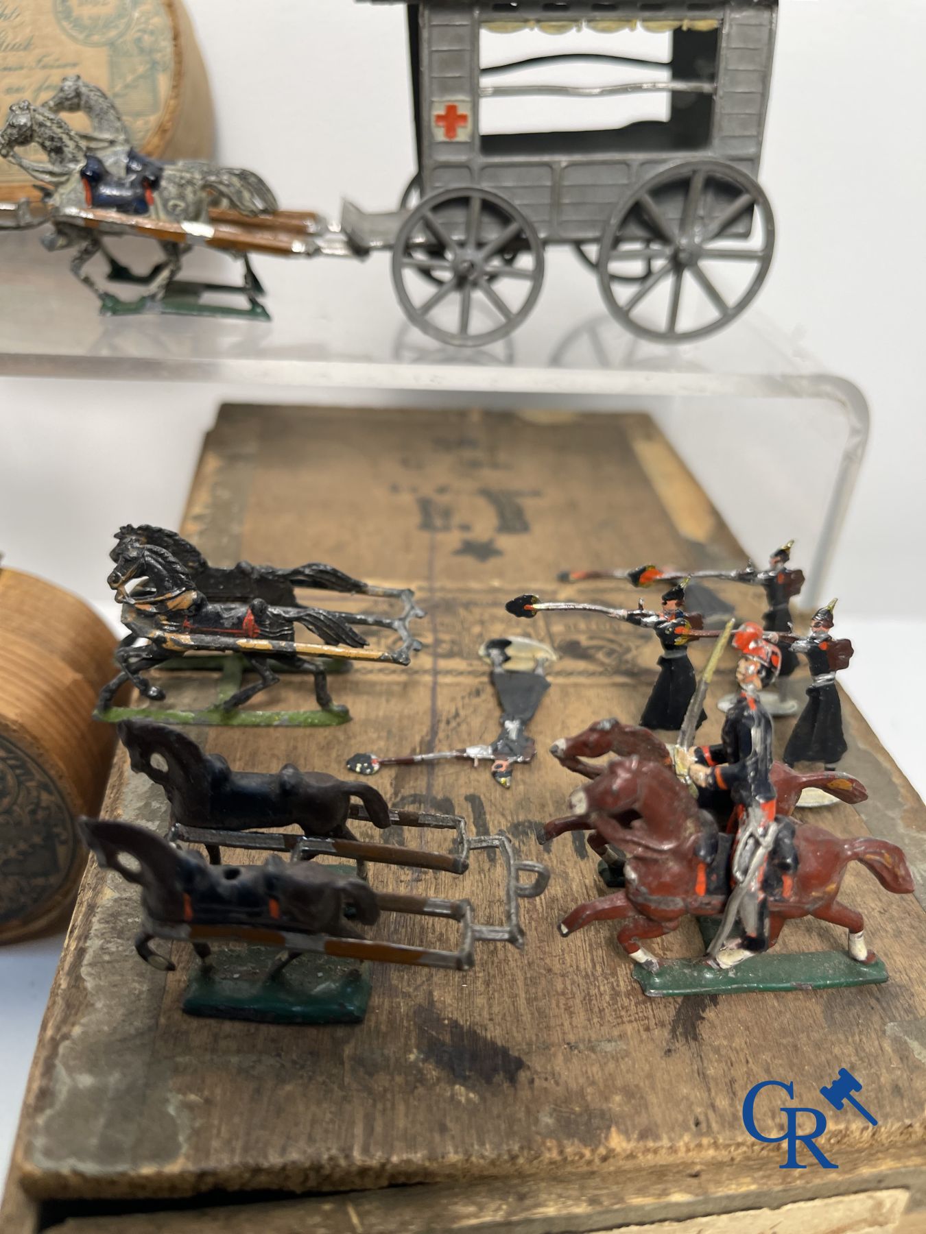 Antique toys: Large lot of tin soldiers and carriages. Heinrichsen in Nuremberg.