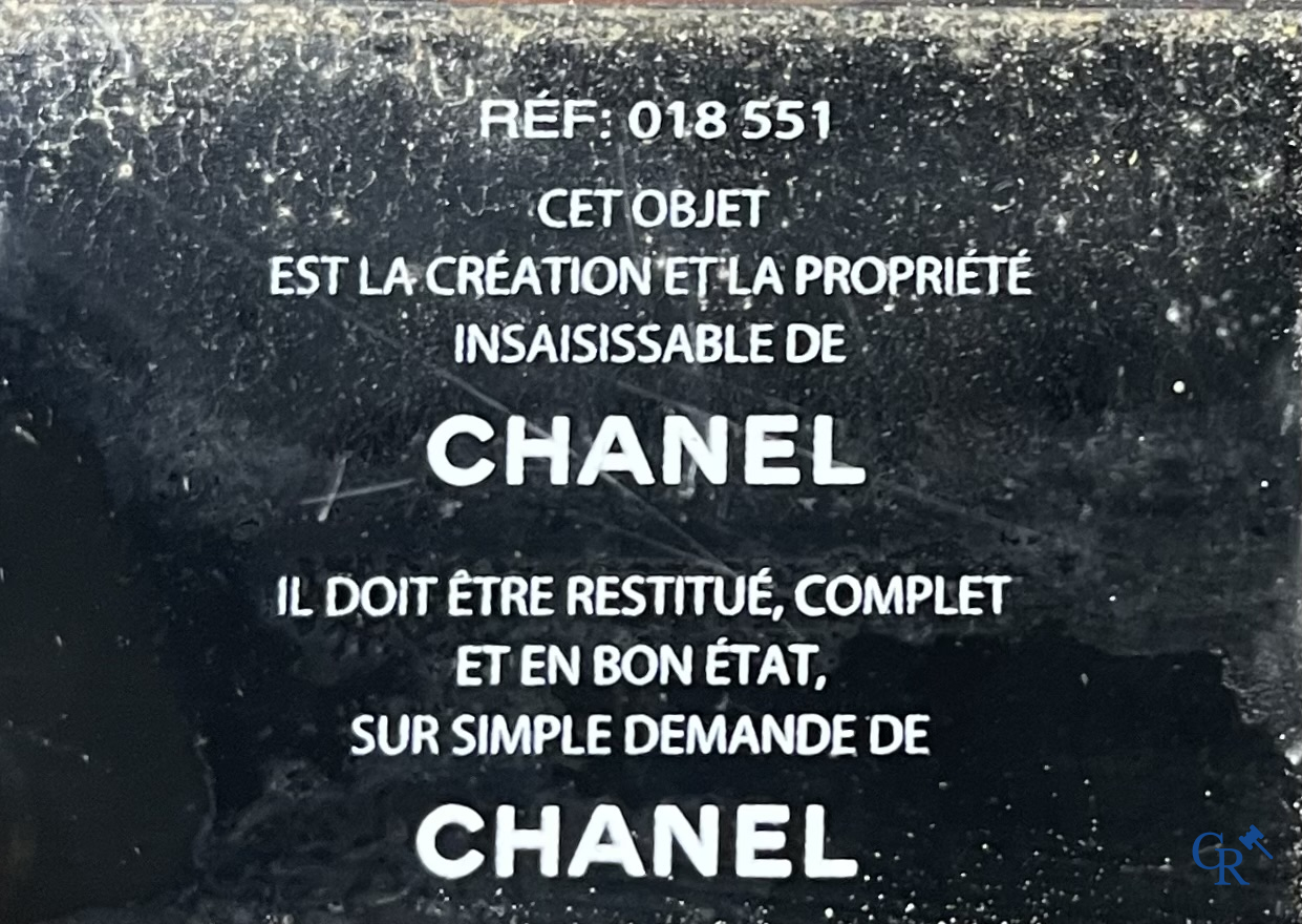 Chanel: Publicité lumineuse en plexiglas pour Chanel N°5 avec une image de l'actrice française Audrey Tautou.