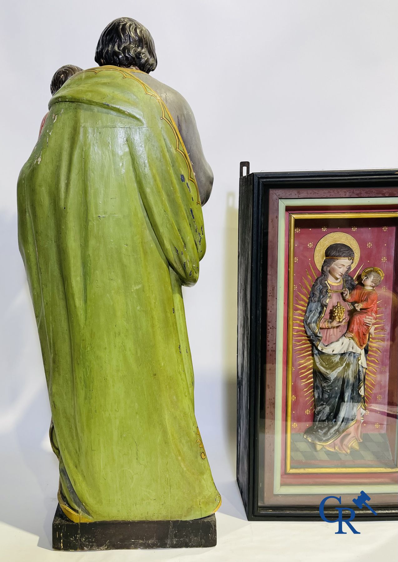 Une statue en bois du 19ème siècle et une vitrine en bois avec une représentation en plâtre d'une Vierge à l'enfant.