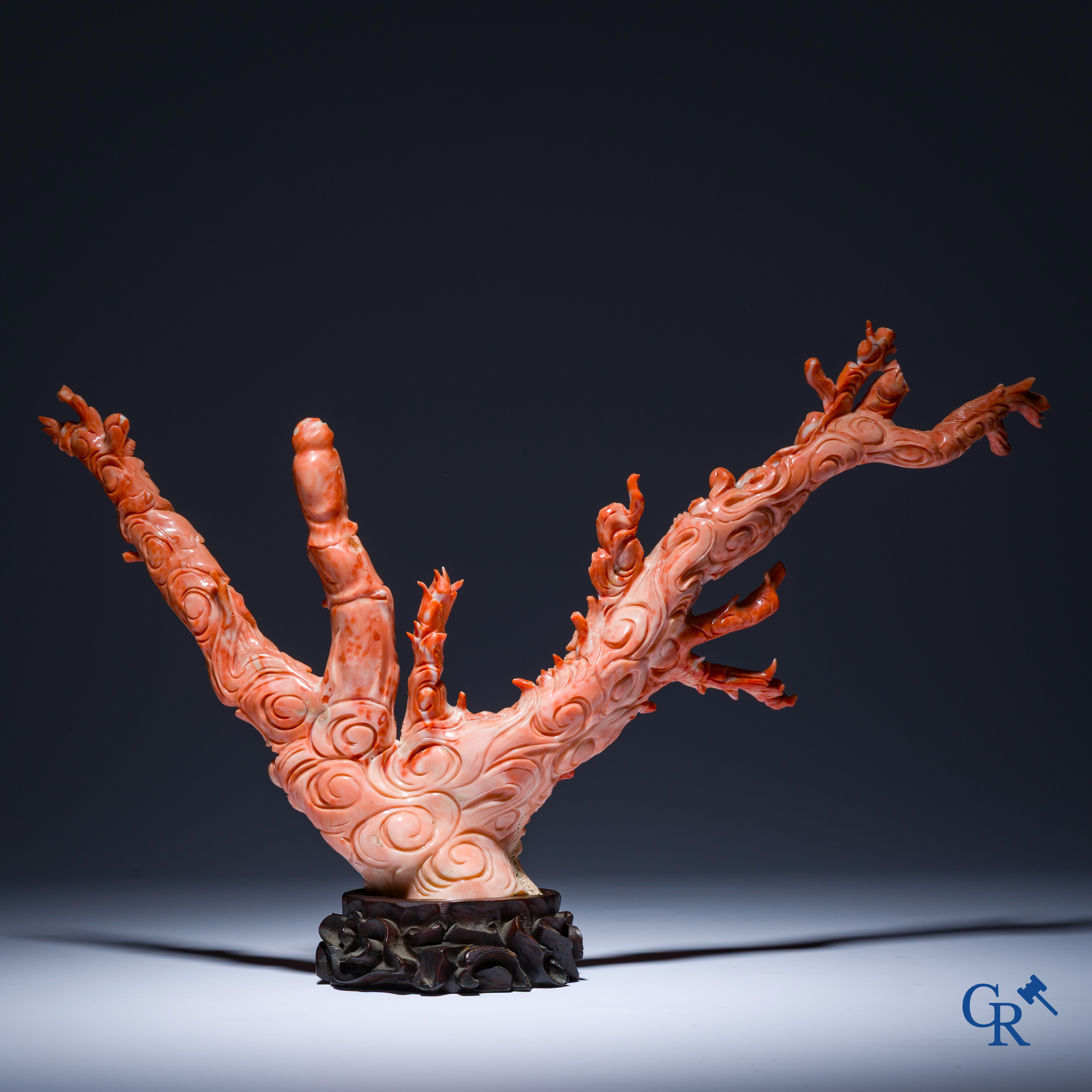 Aziatica, Een Chinese groep in fijn gesculpteerd bloedkoraal met hofdames, draken en kinderen. 19e eeuw.