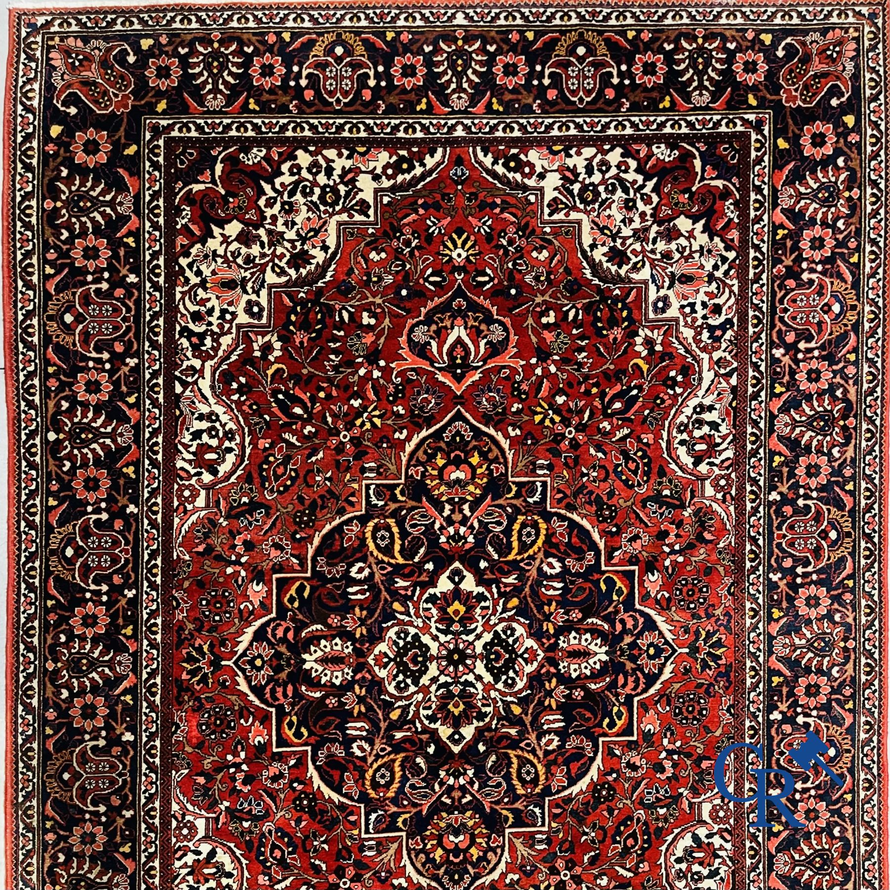 Tapis: Iran. Grand tapis persan noué à la main avec un décor floral.