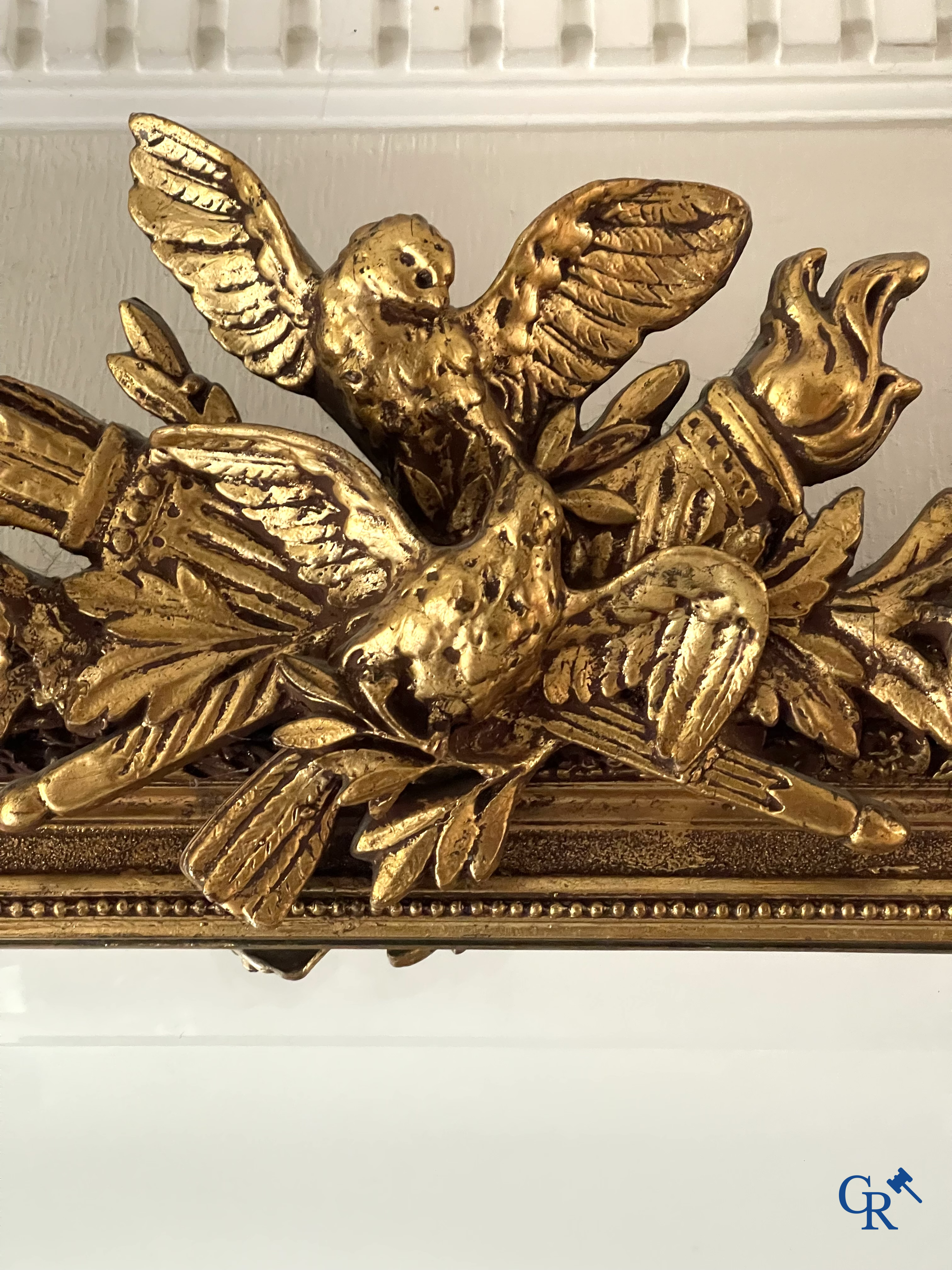 Un grand miroir de cheminée doré, style LXVI. Vers 1920.