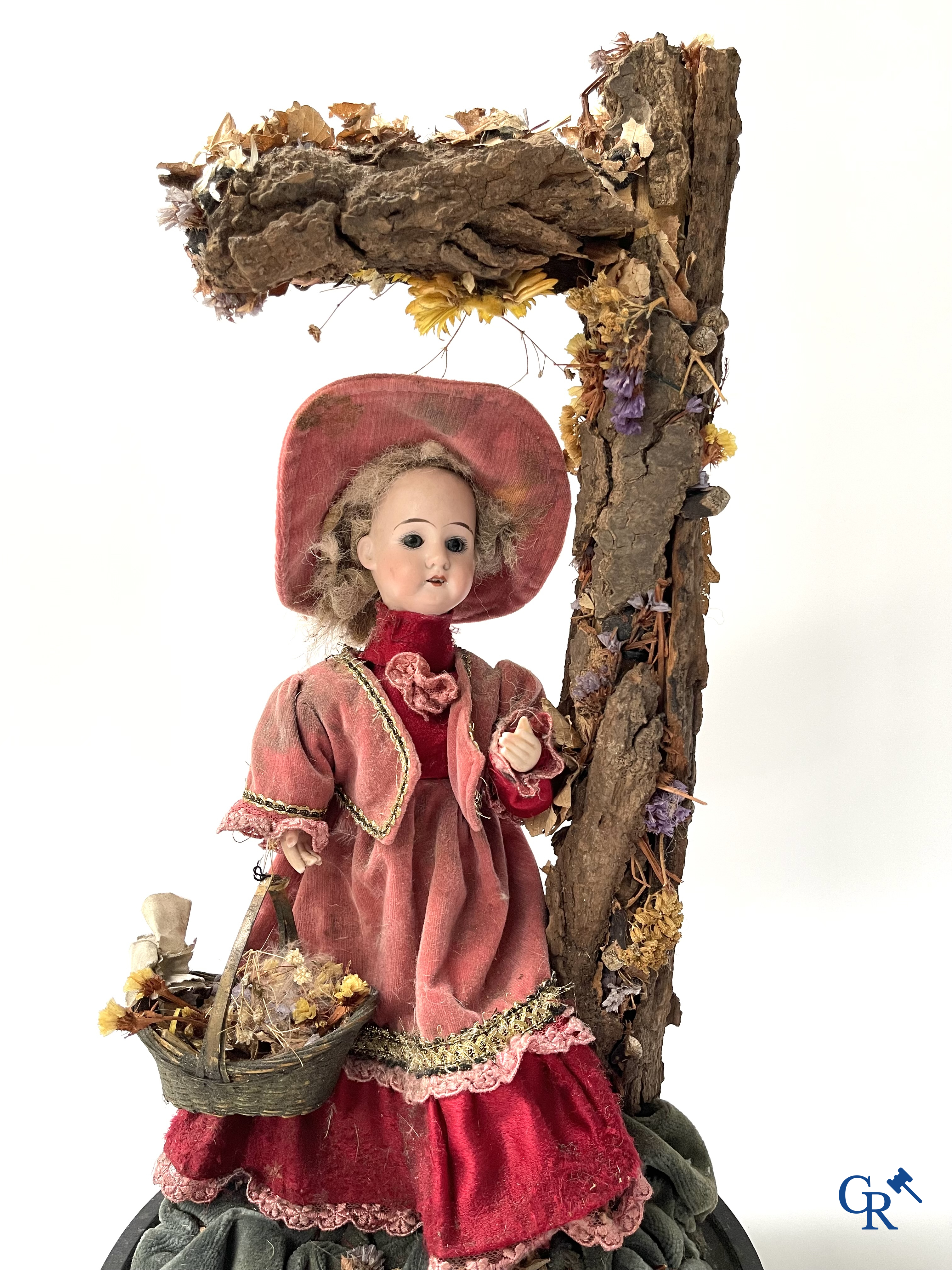 Un automate dans le gout de Phalibois, avec de la musique, la tête et les mains en porcelaine et en mouvement. Vers 1900.