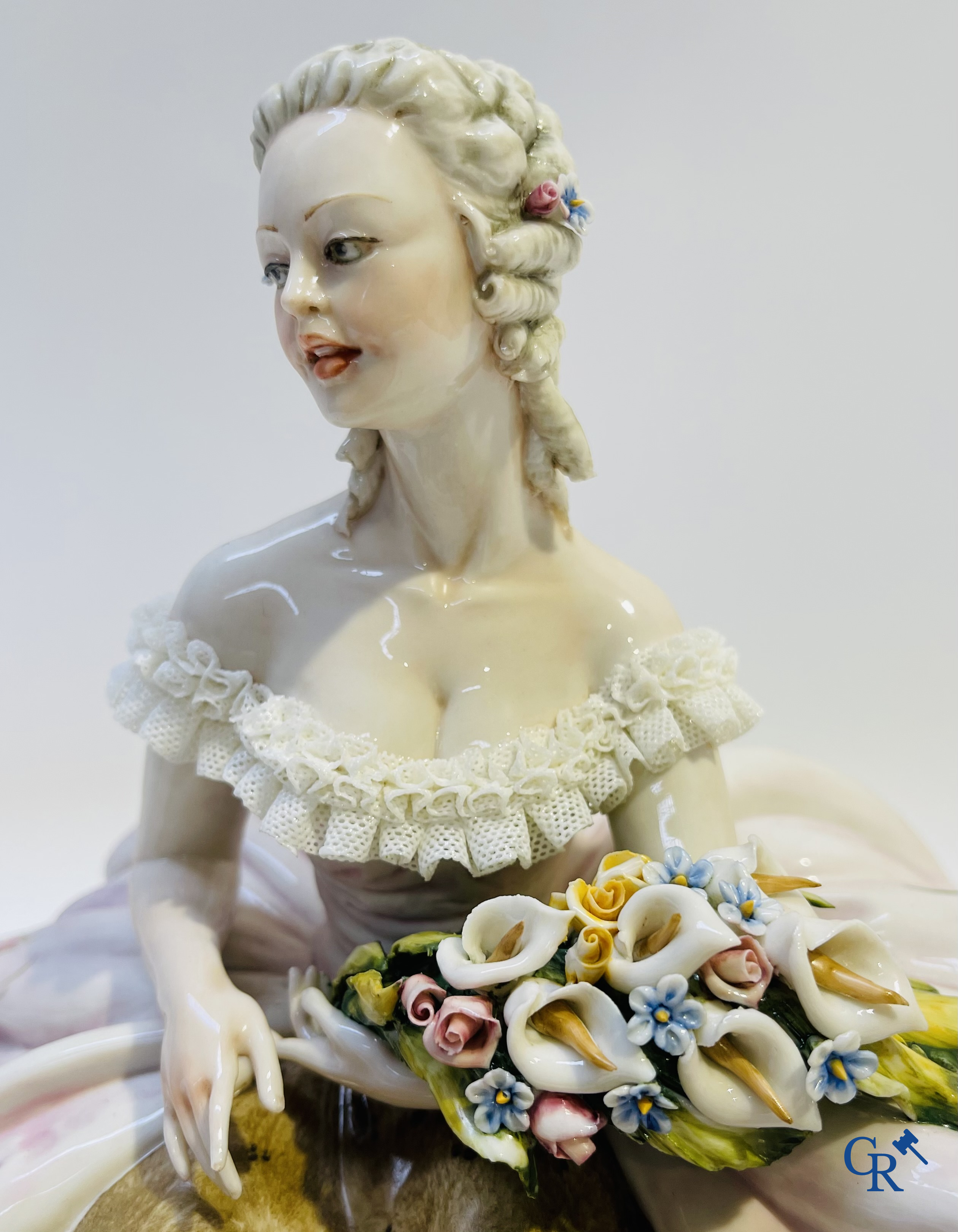 Porcelaine: Capodimonte: Groupe exceptionnel en porcelaine italienne avec dentelle.<br />
