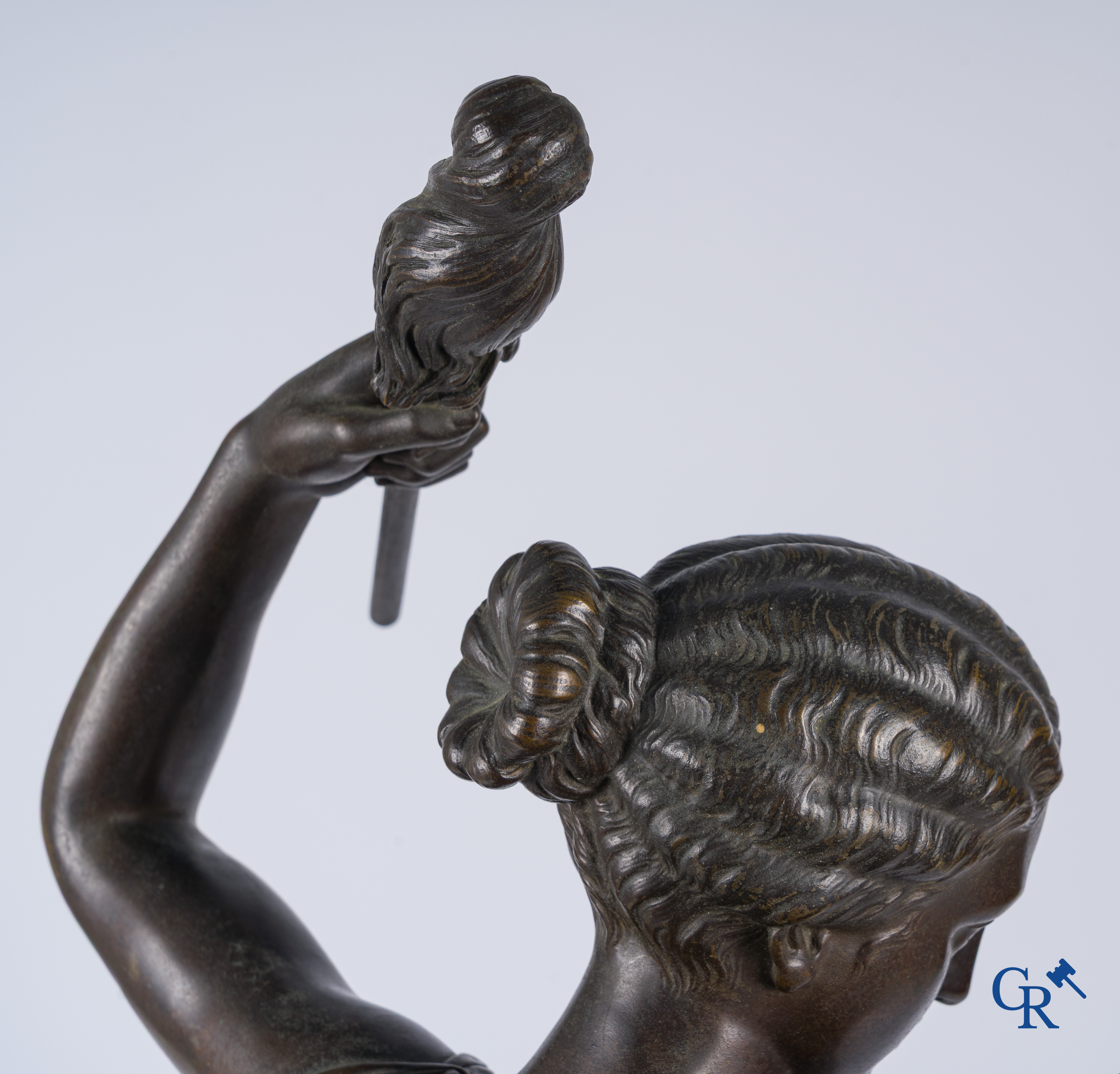 Louis Léon Cugnot (1835-1894) Une grande garniture de cheminée, 3 pièces en bronze "La Fileuse" Signé L. Cugnot.