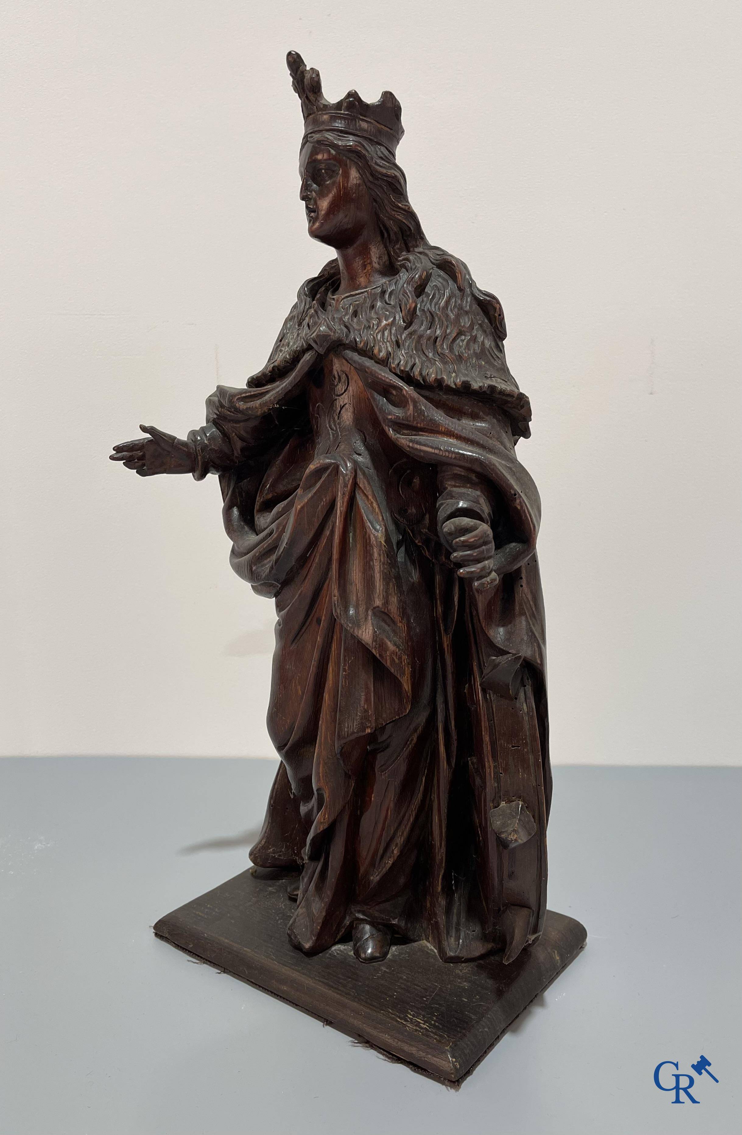 Religieuze objecten, 3 antieke hout gesculpteerde voorstellingen van St. Catharina. 18e-19e eeuw.