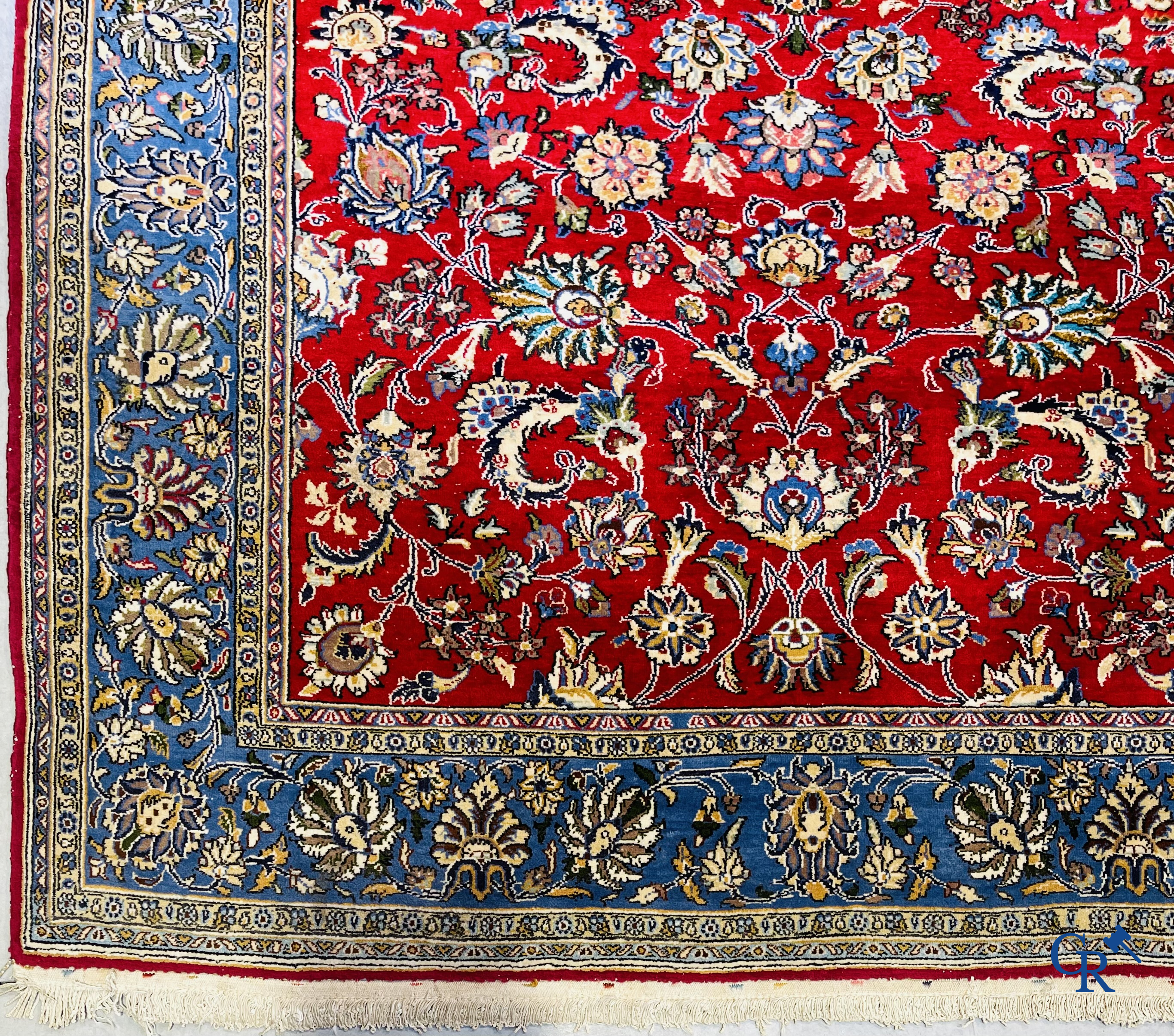 Tapis d'orient: Iran, tapis persan finement noué à la main avec un décor floral sur fond rouge et bleu.