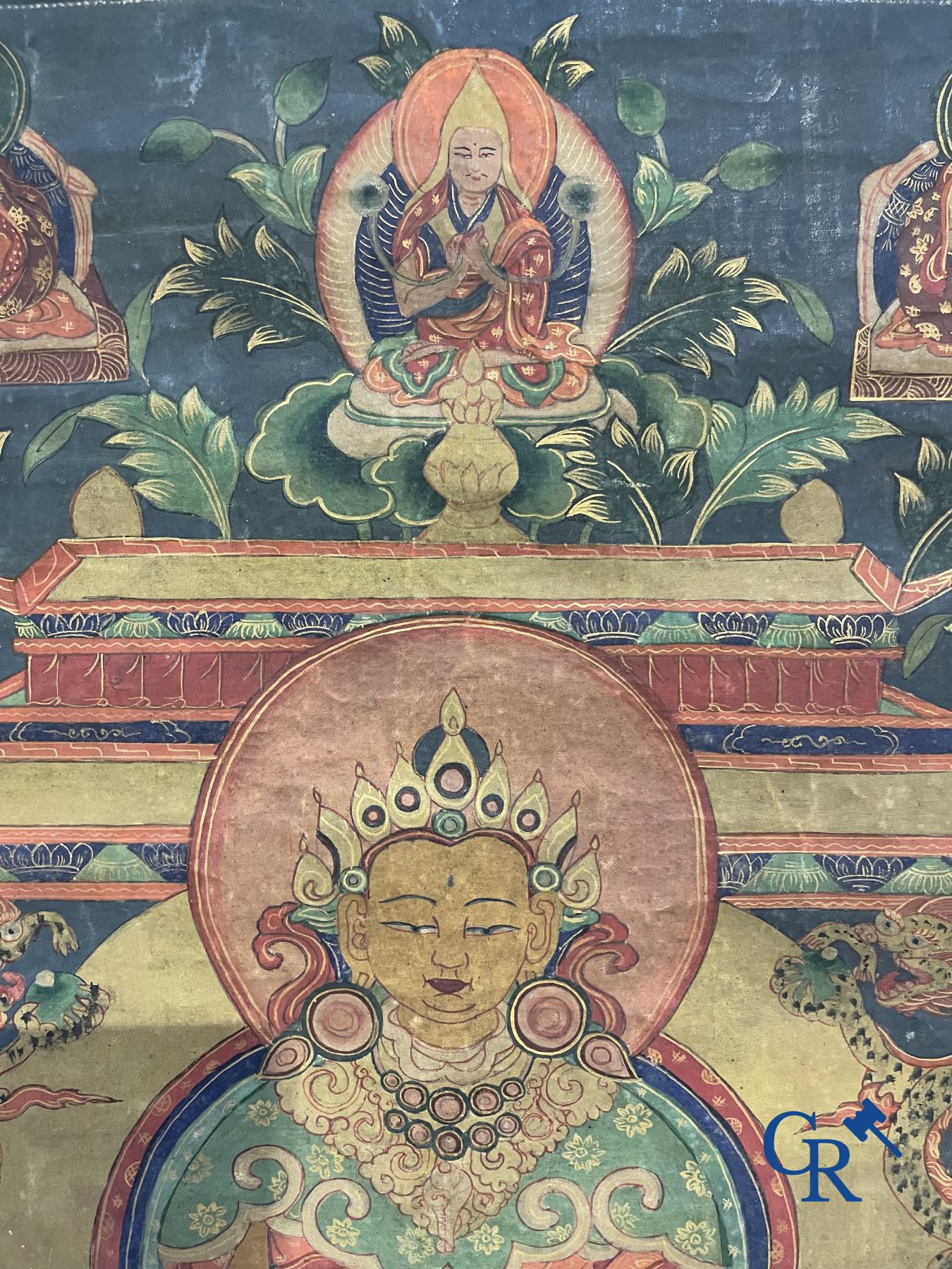 Aziatica: een kavel bestaande uit 4 beelden en een thangka.