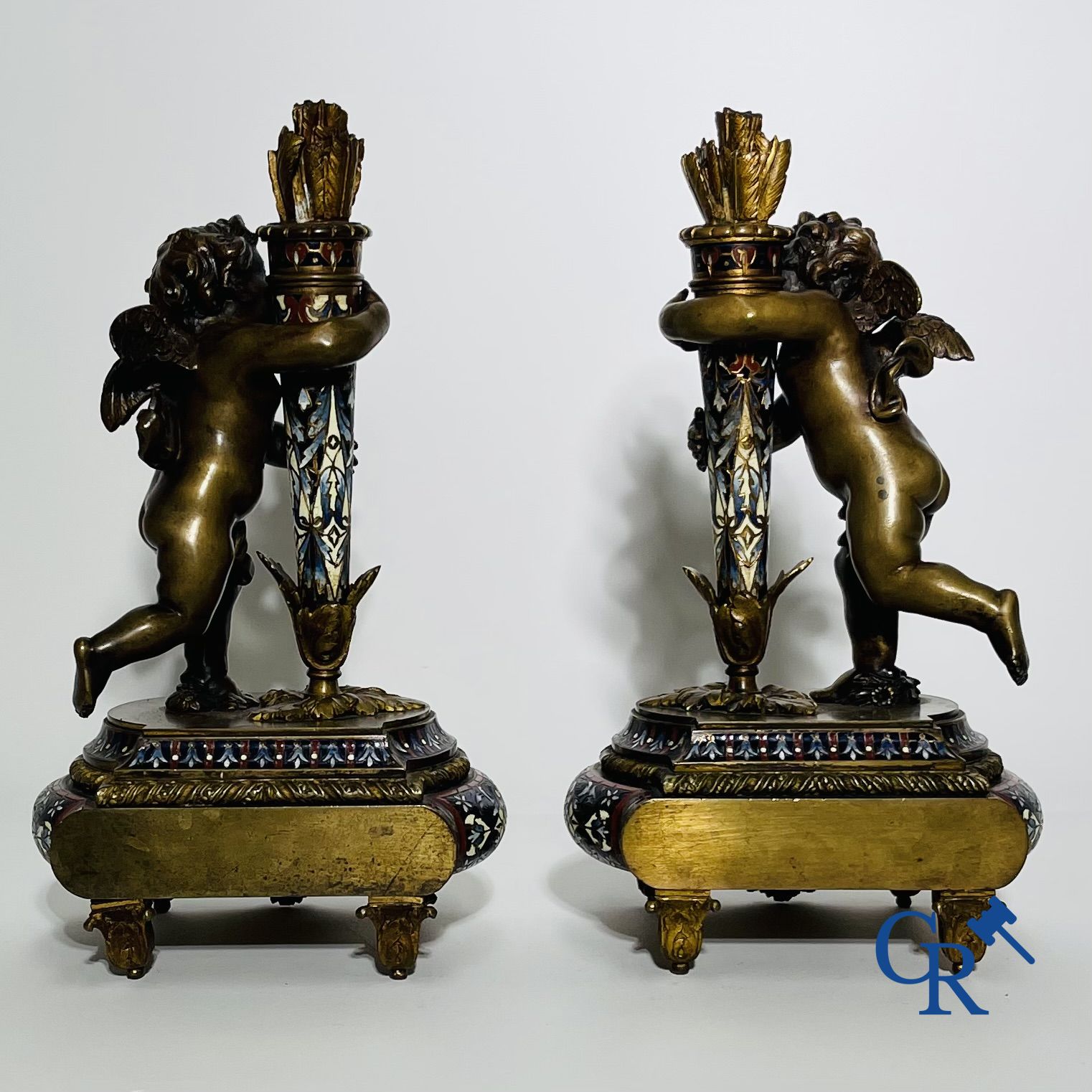 Bronzes/Sculptures: Paire d'objets décoratifs en bronze et émaux champlevés.