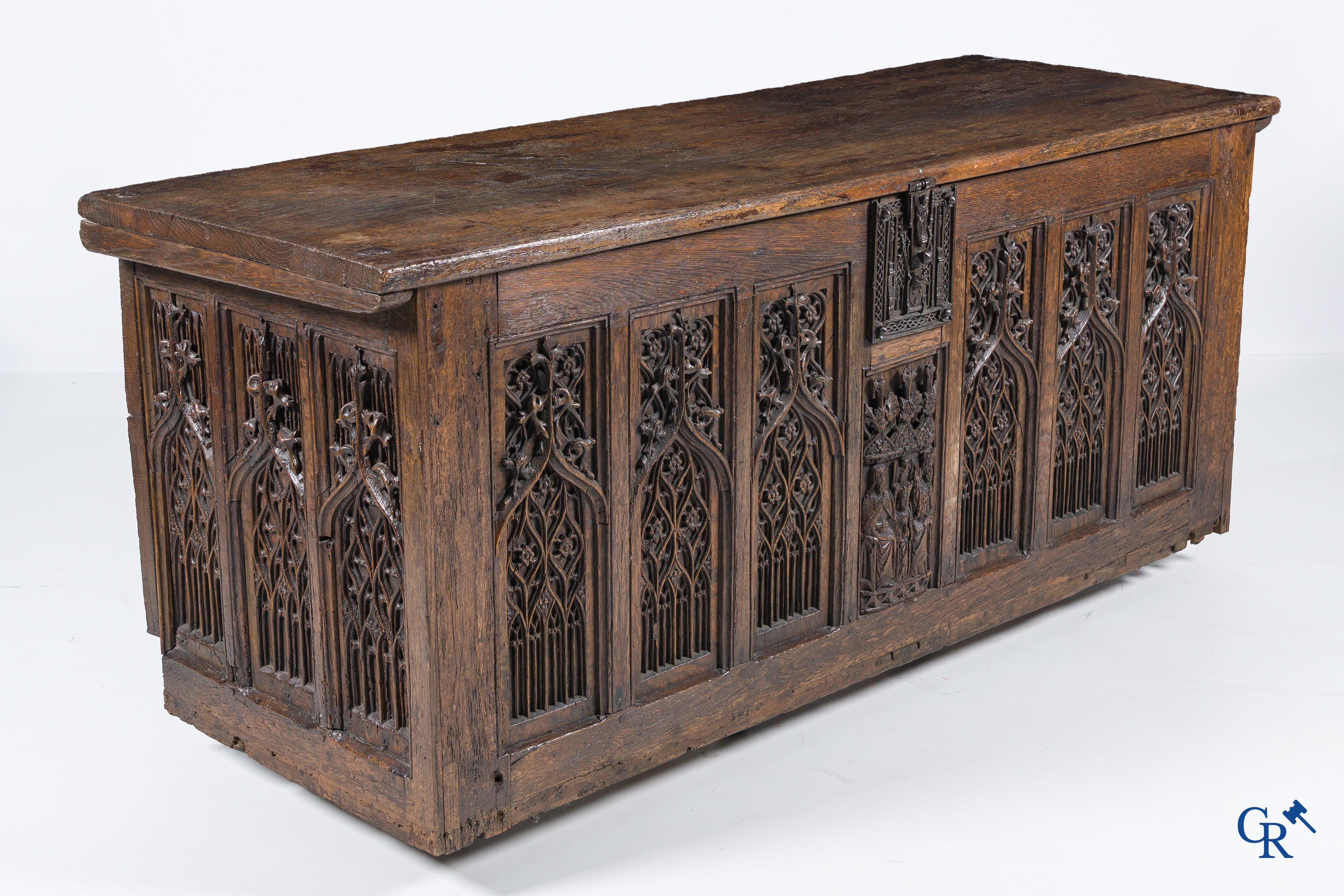 Gotiek. Een Gotische eikenhouten gesculpteerde koffer met zijn slotwerk in smeedijzer. 2de helft 15e eeuw.
