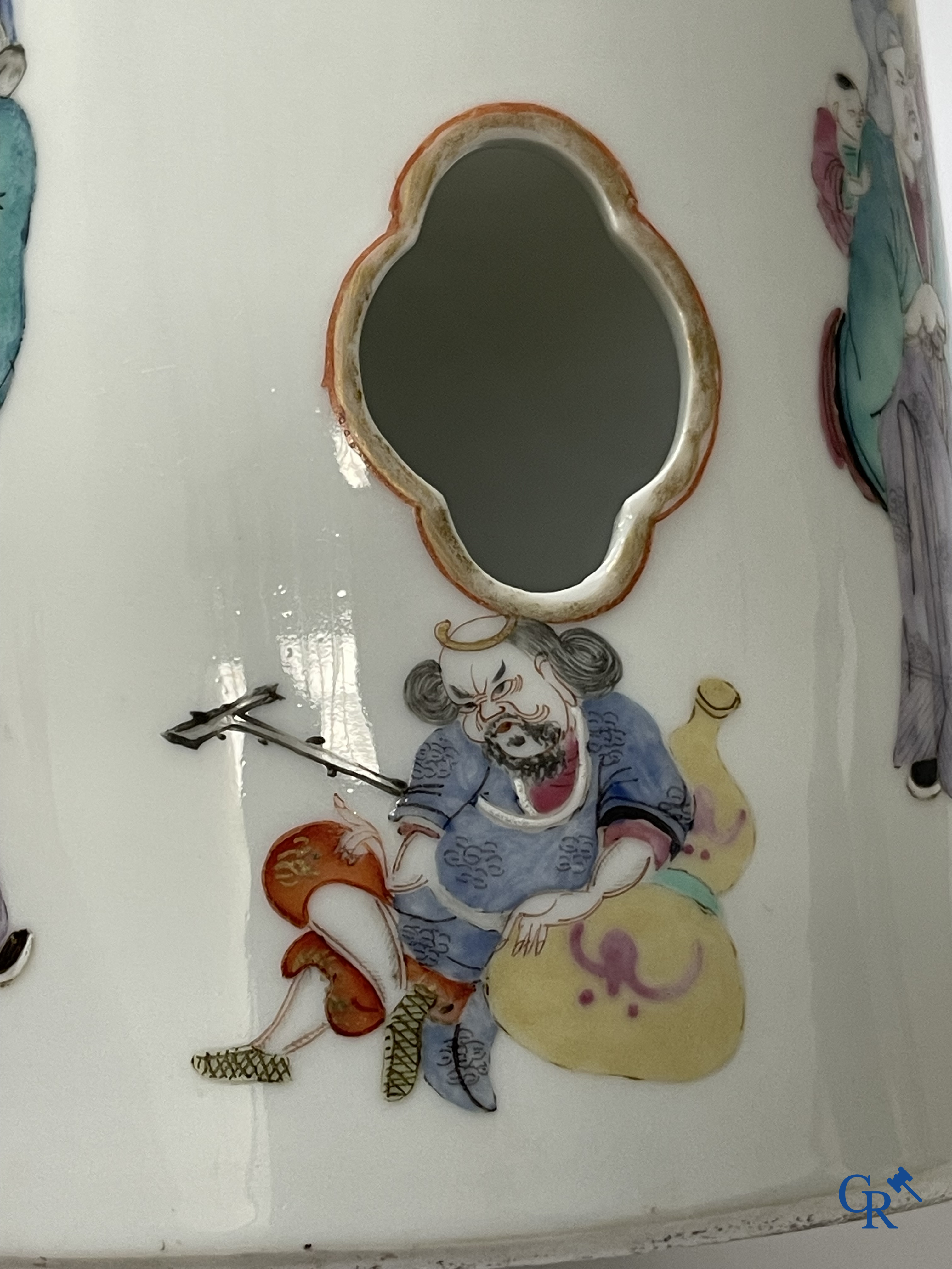 Aziatica, Chinees porselein. Een Chinese famille rose hoeden staander. Gemerkt. 19de eeuw.