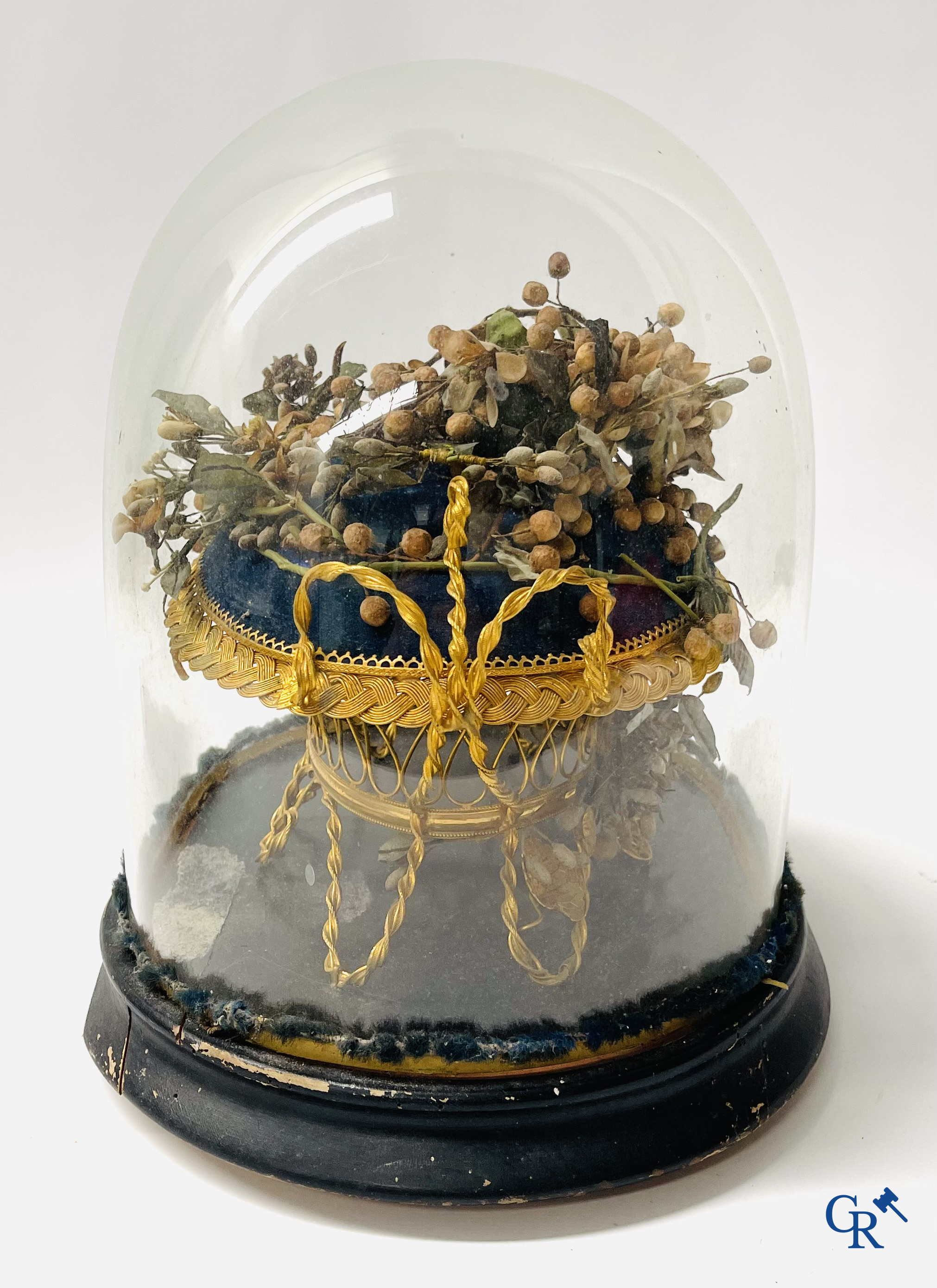 2 globes en verre avec un bouquet de mariée sur un coussin avec un pied en métal doré et un pied en porcelaine de Paris.