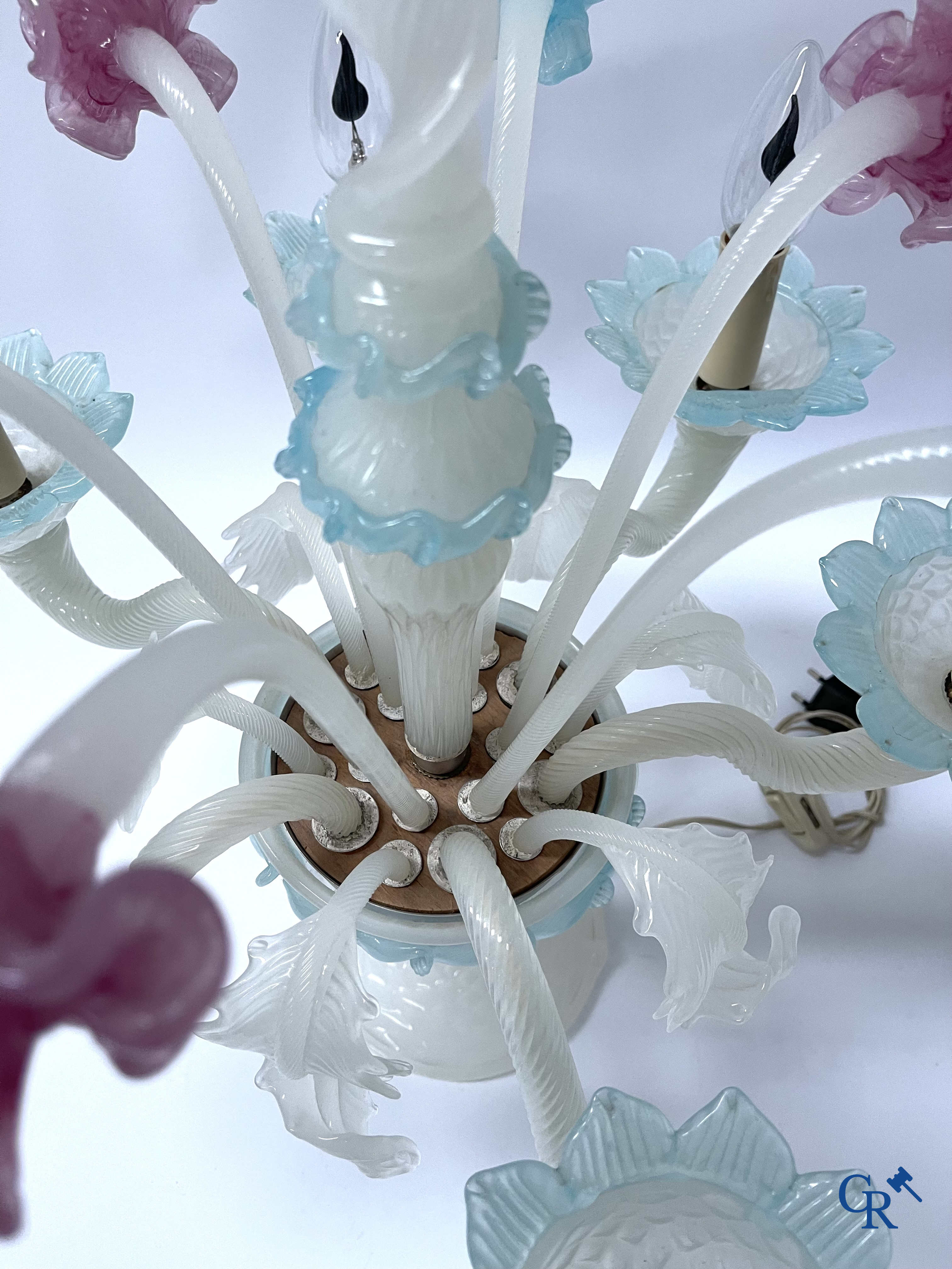 Un lot d'une lampe de table vénitienne, une paire de grandes appliques en verre vénitien et un plafonnier en Murano.