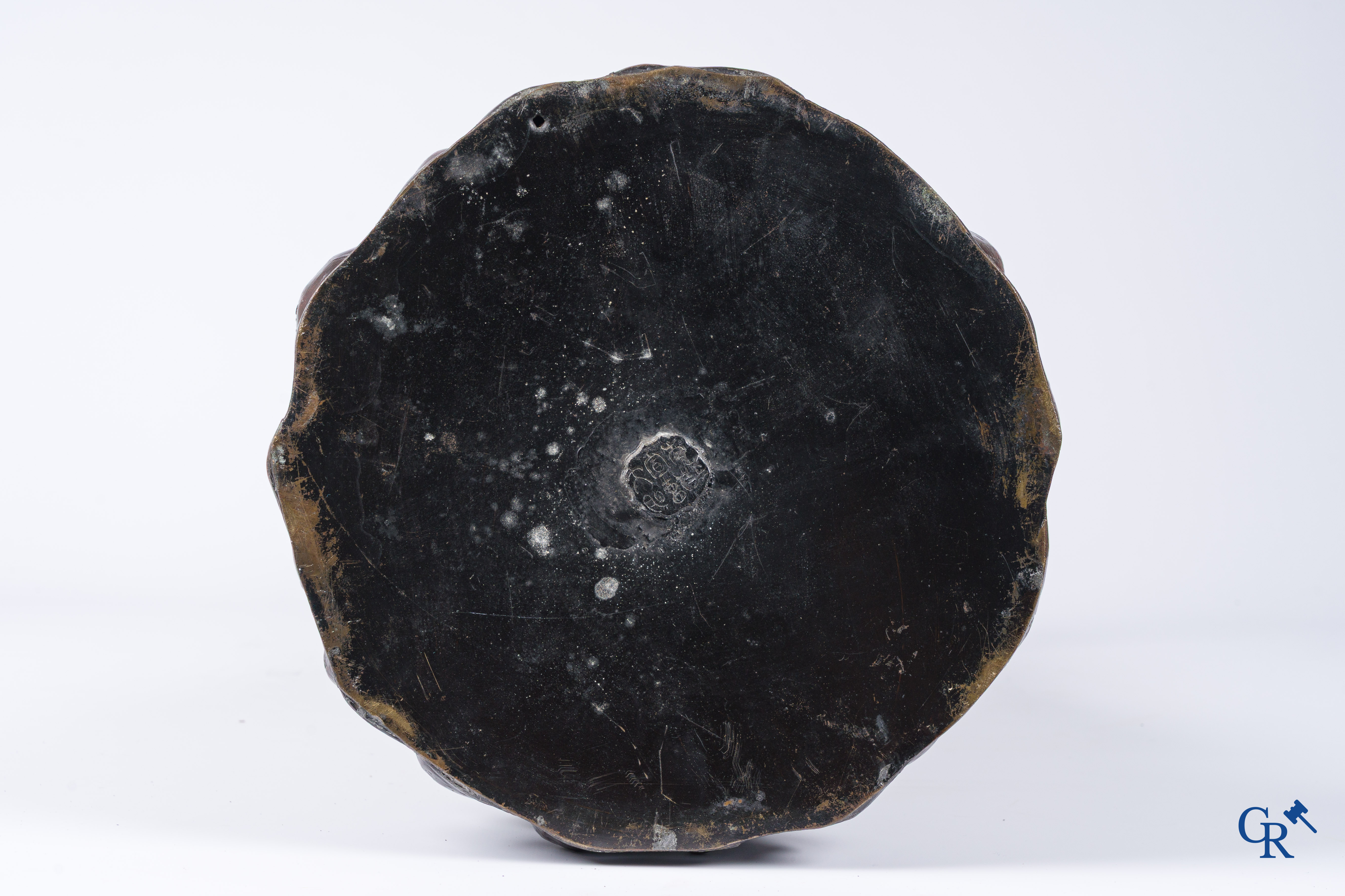 Aziatica, een grote Japanse champlevé bronzen figuur van een staande Guanyin. 19de eeuw.