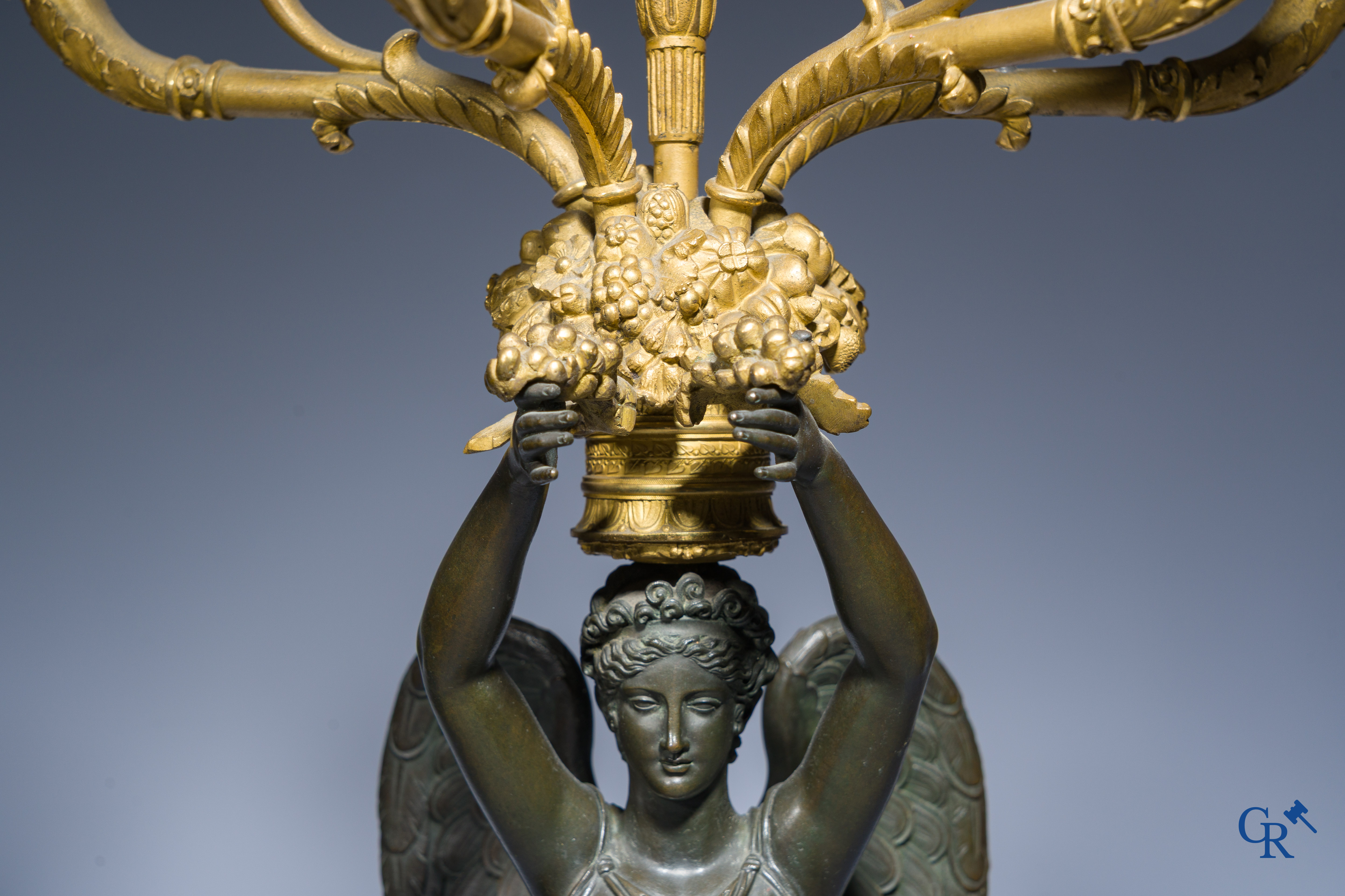Empire, Een paar grote vergulde en gepatineerde bronzen kandelaars met gevleugelde vrouwen. Circa 1810.