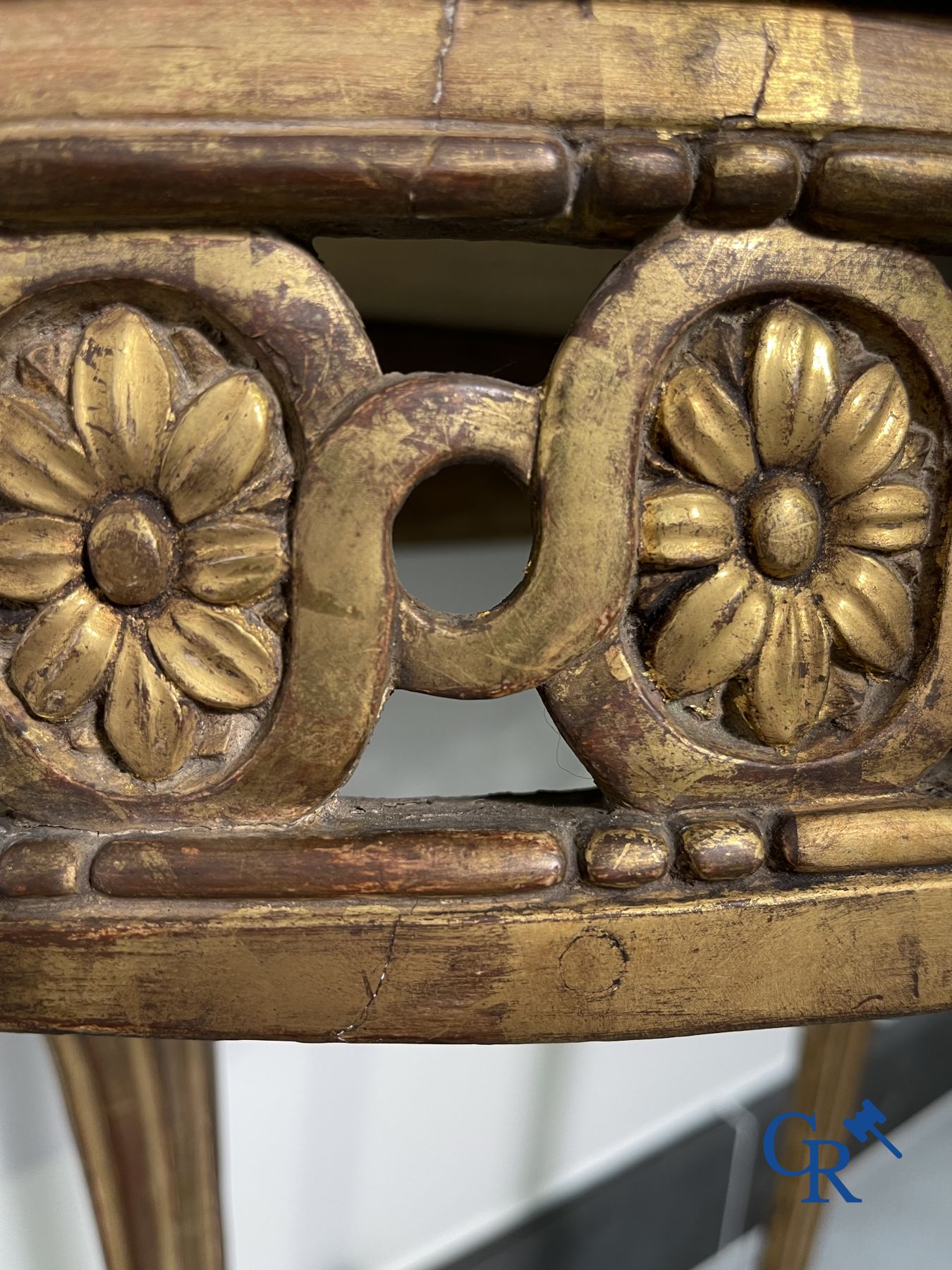 Mobilier : Console demi-lune, bois sculpté et doré. Epoque LXVI.