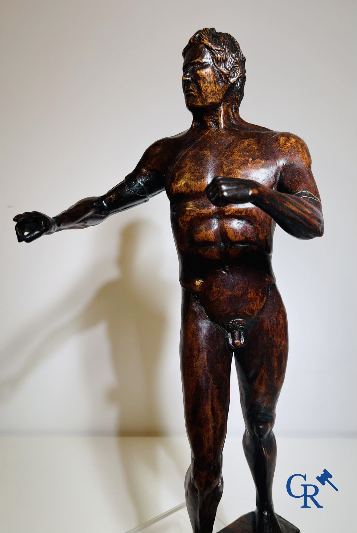 Un modèle d'un homme debout en bois sculpté. Allemagne ou Italie, XVIIIe-XIXe siècle.