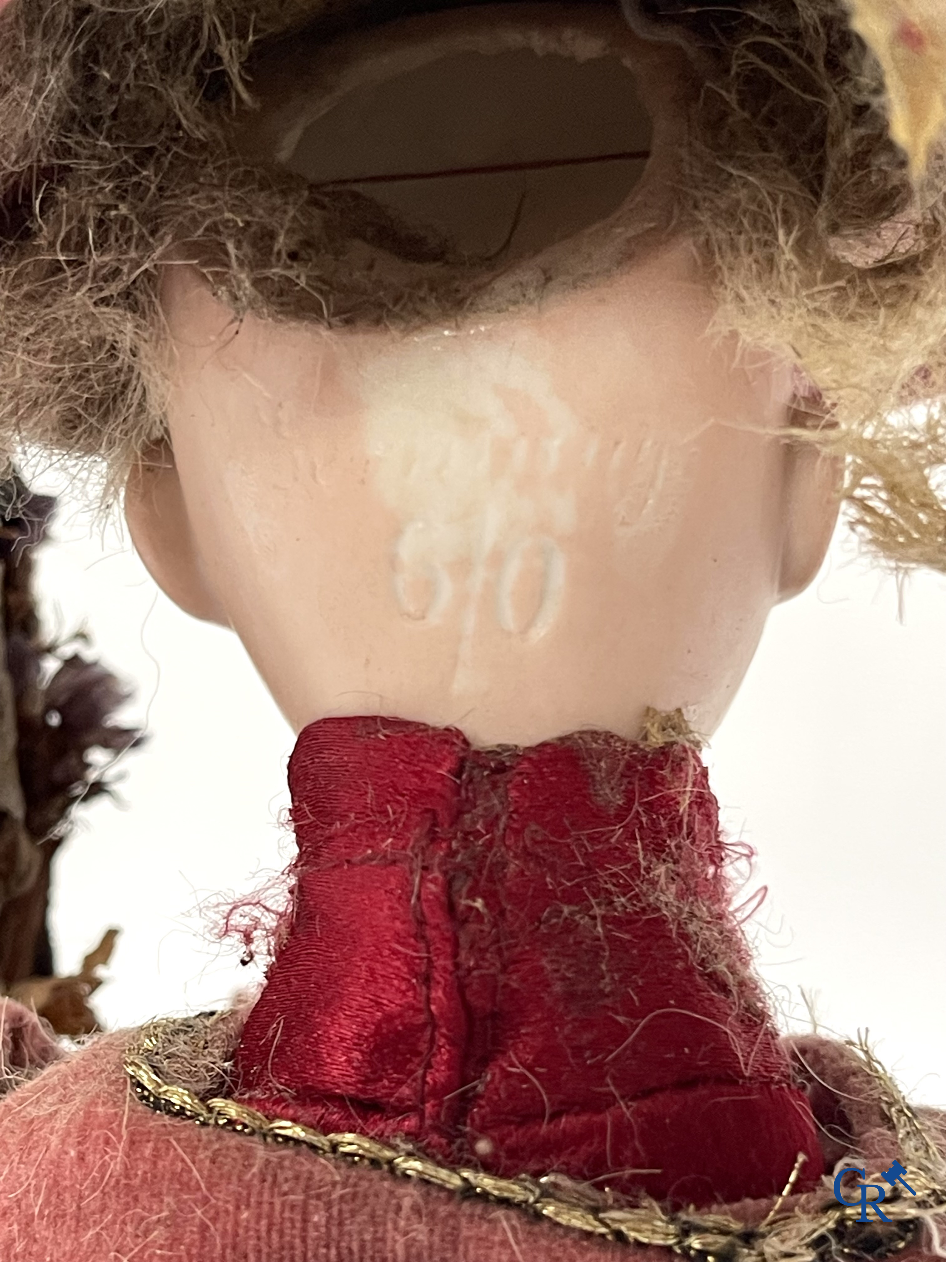 Un automate dans le gout de Phalibois, avec de la musique, la tête et les mains en porcelaine et en mouvement. Vers 1900.