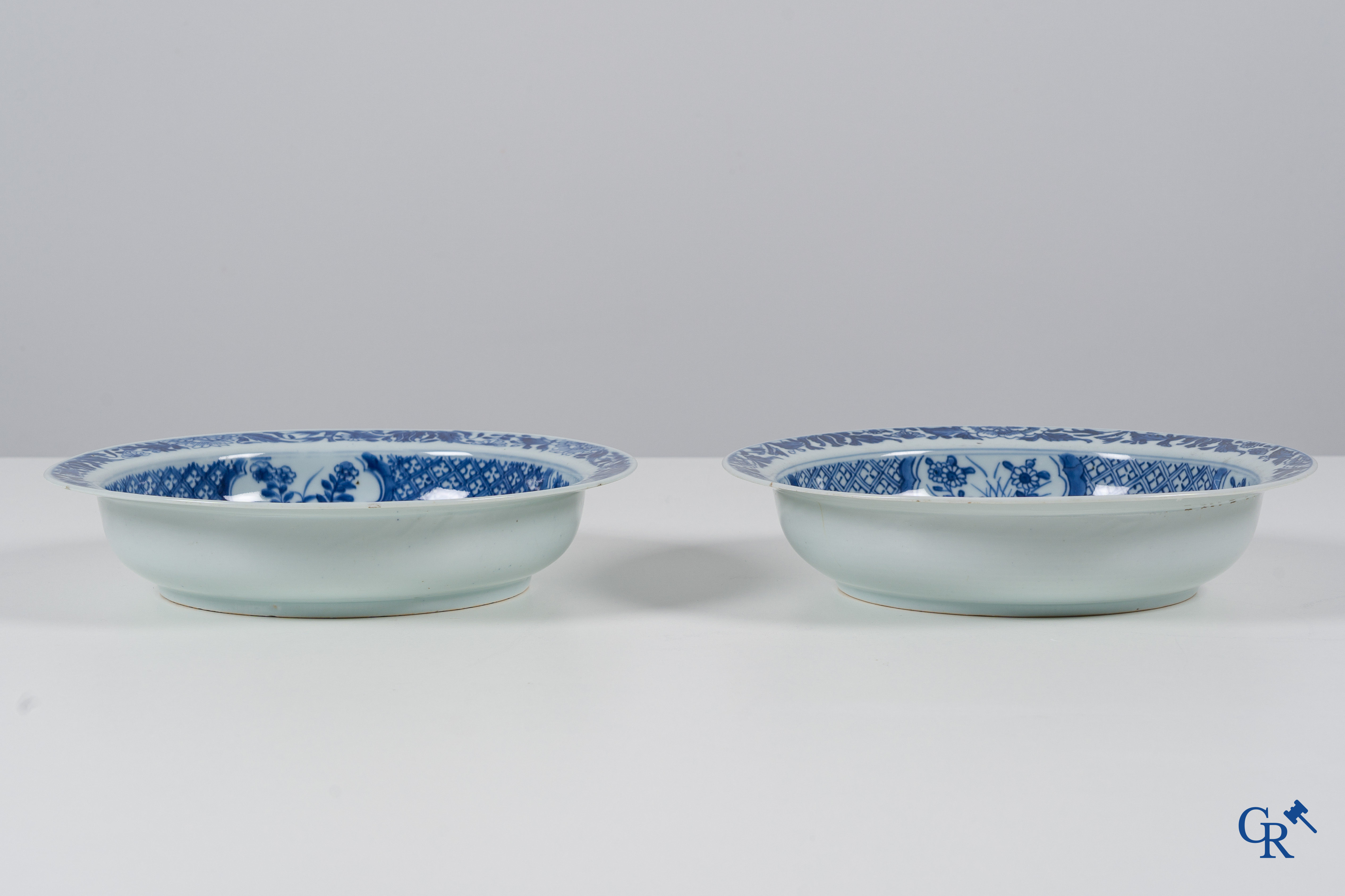 Art Asiatique, porcelaine chinoise. Une paire de plats en porcelaine bleue et blanc avec des dames. Période Kangxi/Yongzheng. 