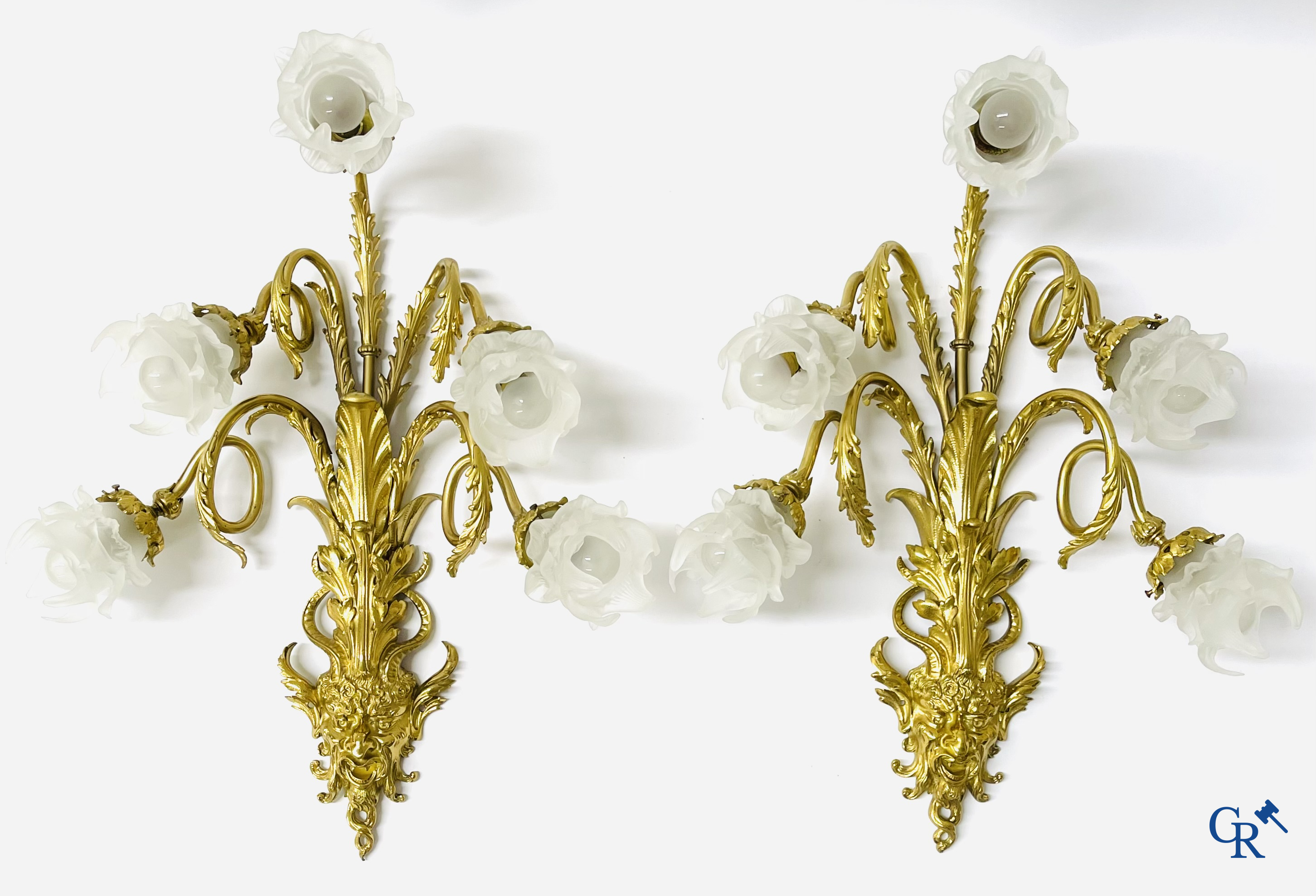 Une paire d'imposantes appliques murales en bronze avec chacune 5 bras de lumière et des têtes de sater. Style Napoléon III.