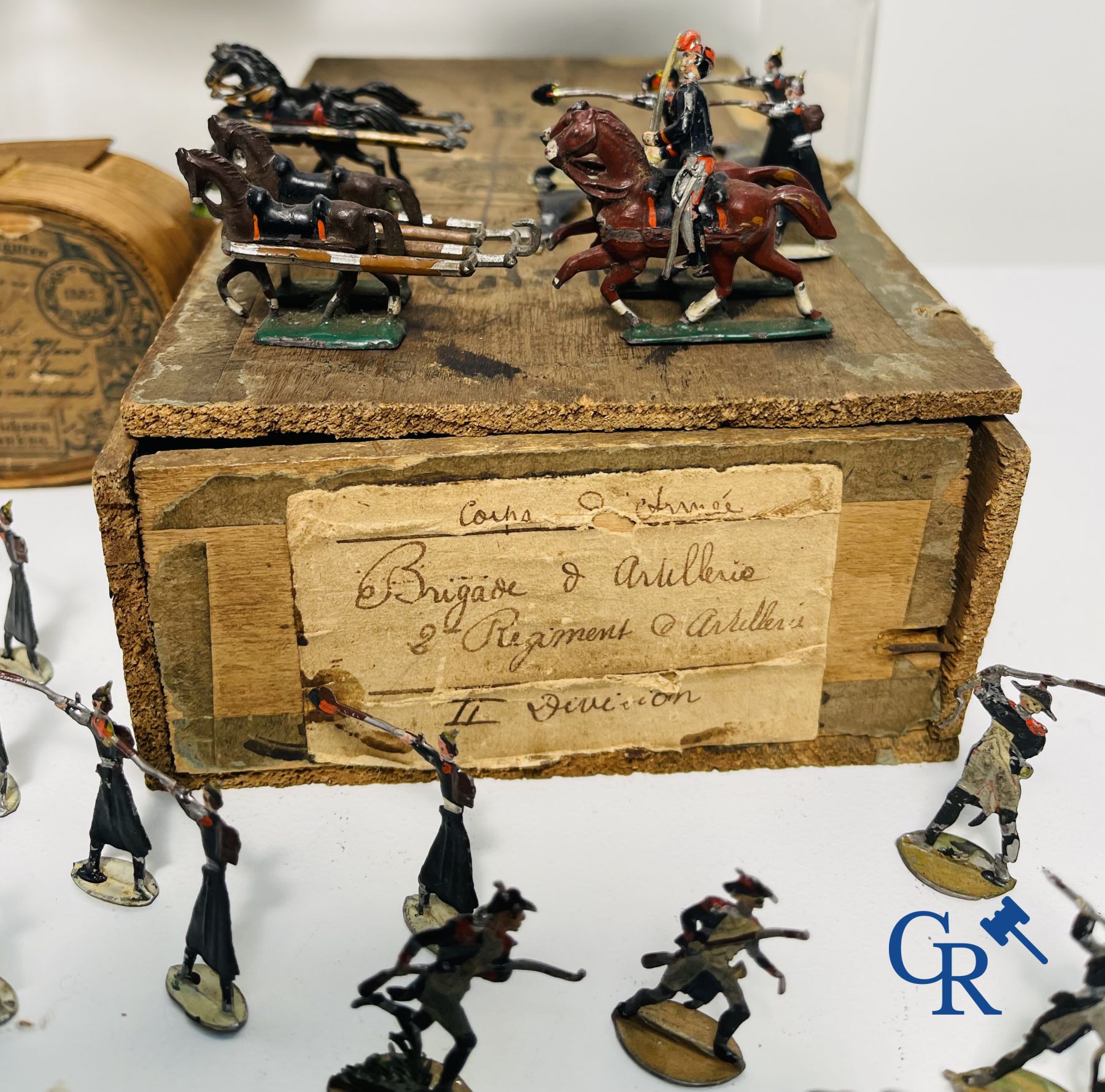 Antique toys: Large lot of tin soldiers and carriages. Heinrichsen in Nuremberg.