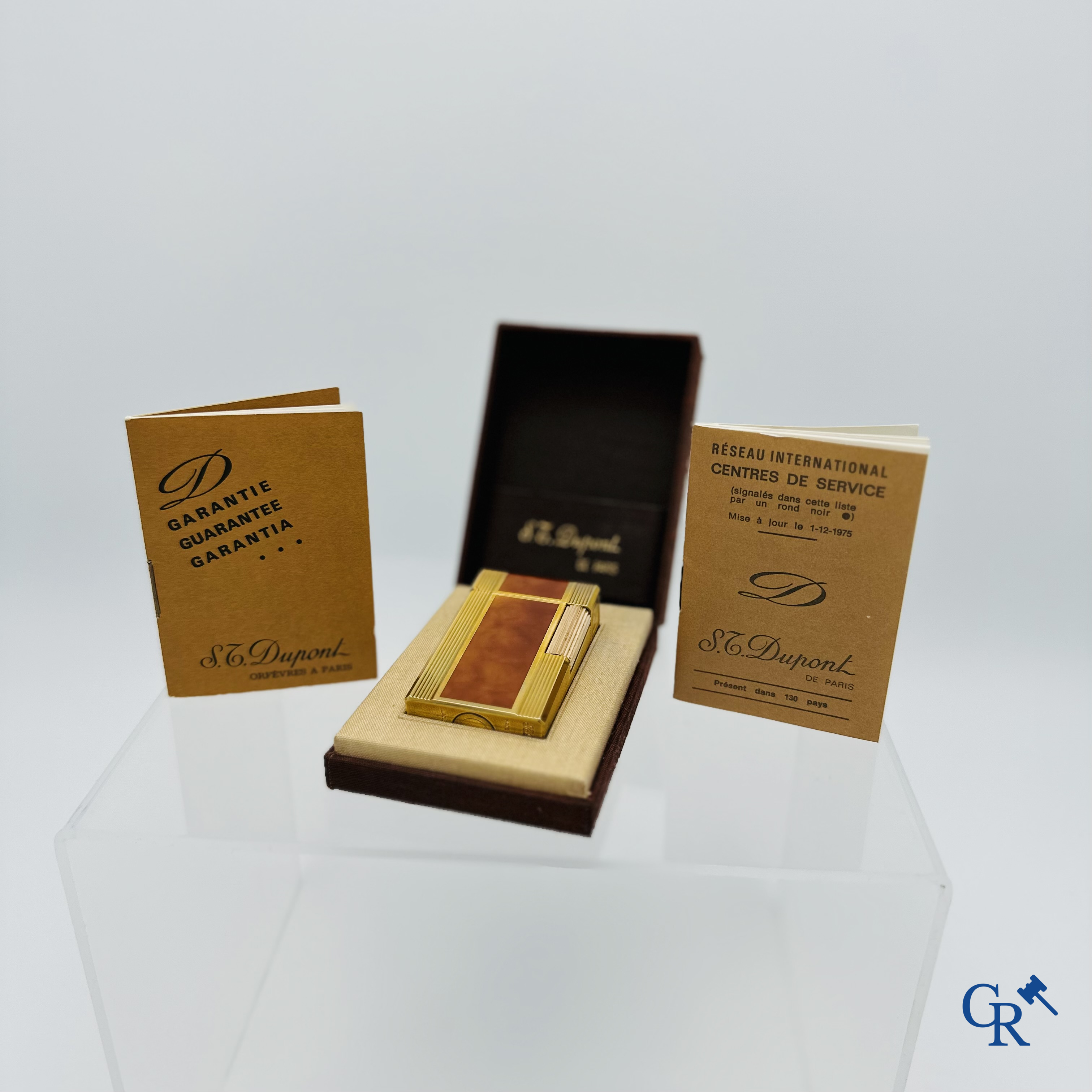 S.T. Dupont Orfèvres à Paris: Briquet en laque Japonaise. Signé.<br />
Dans sa pochette d'origine.