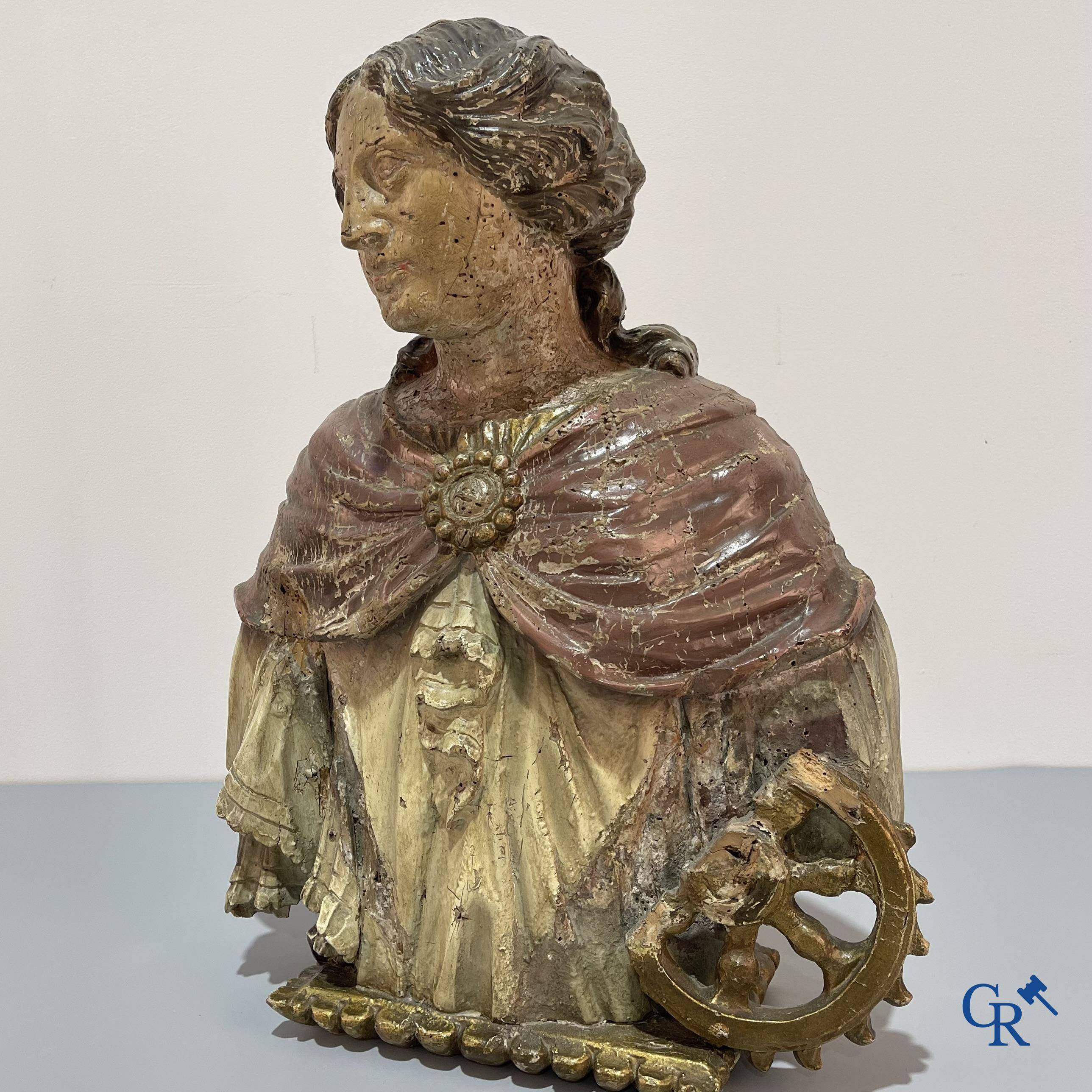 Religieuze objecten, een fijngesculpteerd en gepolychromeerd houten borstbeeld van Sint Catharina. 18e eeuw.