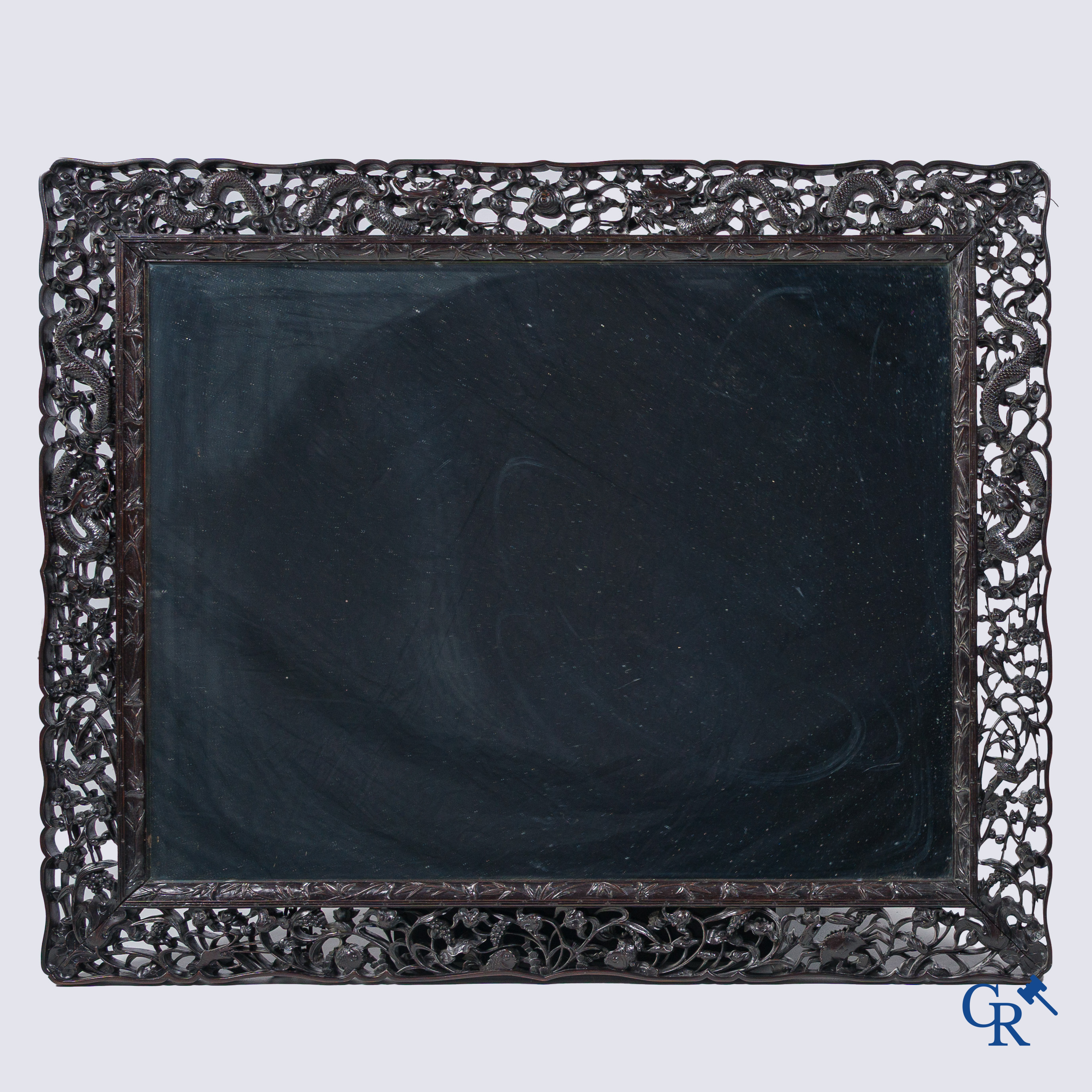 Aziatica, een grote spiegel in gesculpteerd Chinees hardhout. 19e eeuw.