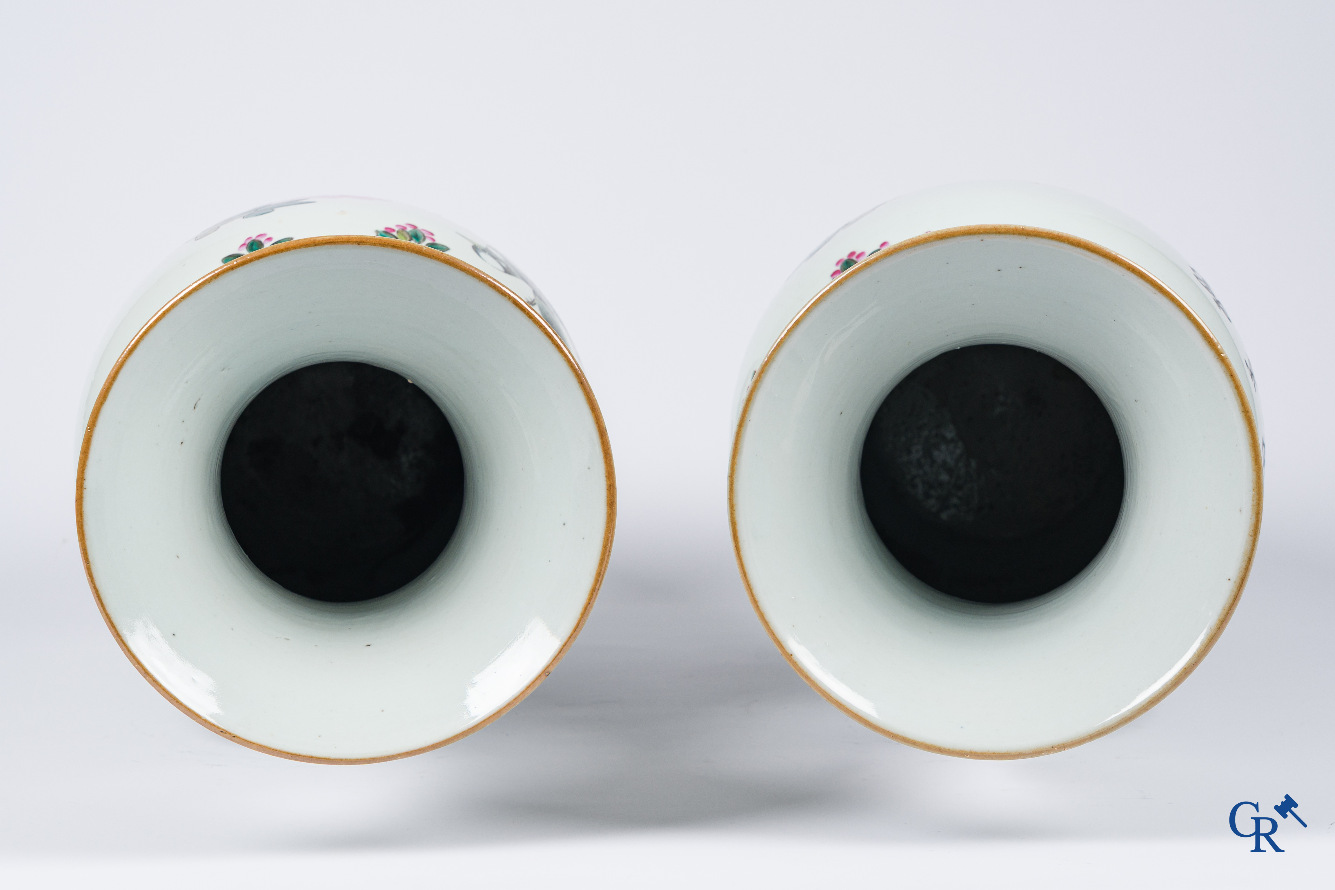 Aziatica, Chinees porselein. Een paar Chinese vazen met een famille rose decor van bloemen en vogels. Gemerkt. 19e eeuw.