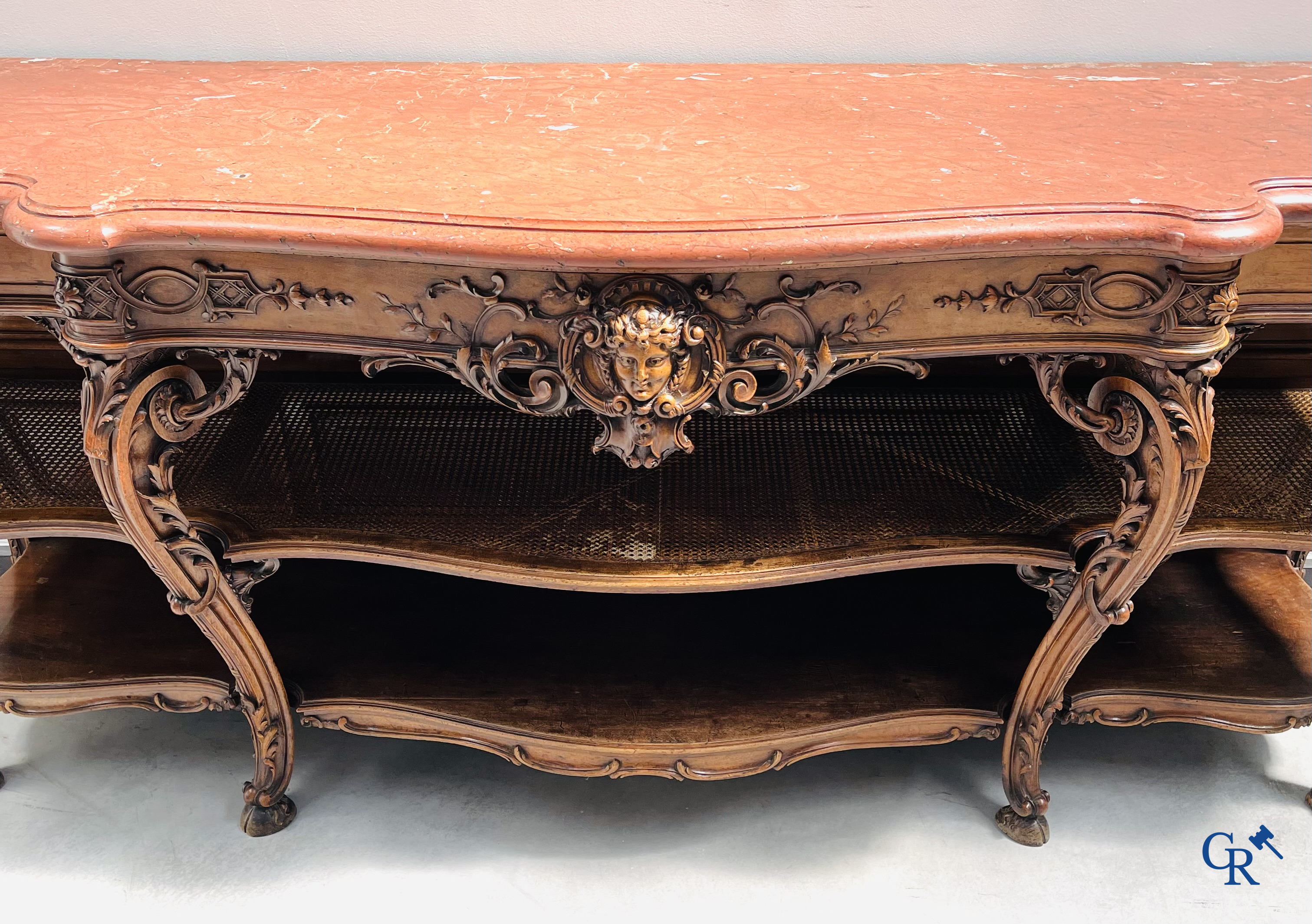 Maison Roll, 42, Rue Faubourg St. Antoine Paris. Een uitzonderlijk desserte meubel in gesculpteerd notelaar. LXVI-Stijl.