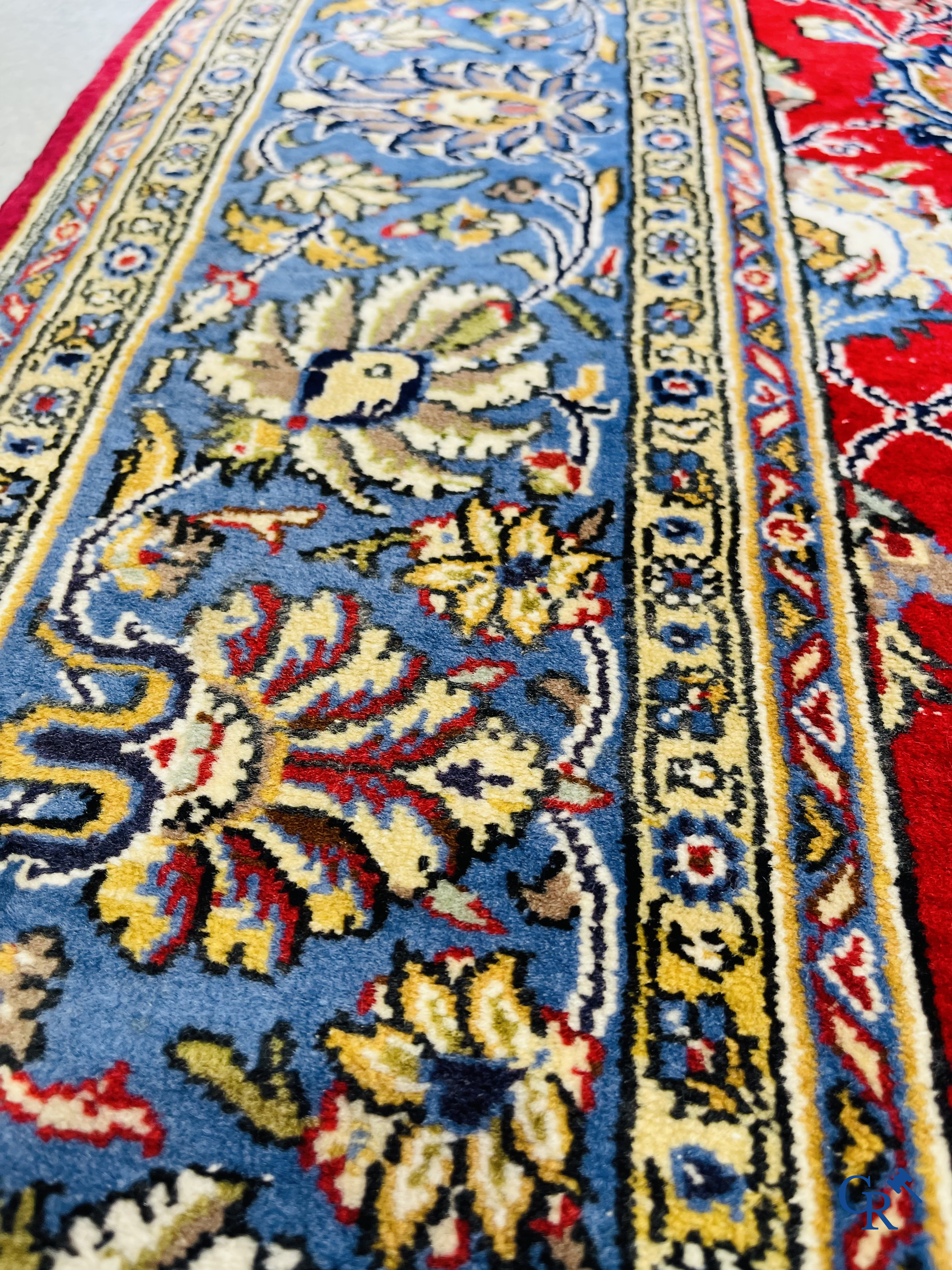 Tapis d'orient: Iran, tapis persan finement noué à la main avec un décor floral sur fond rouge et bleu.