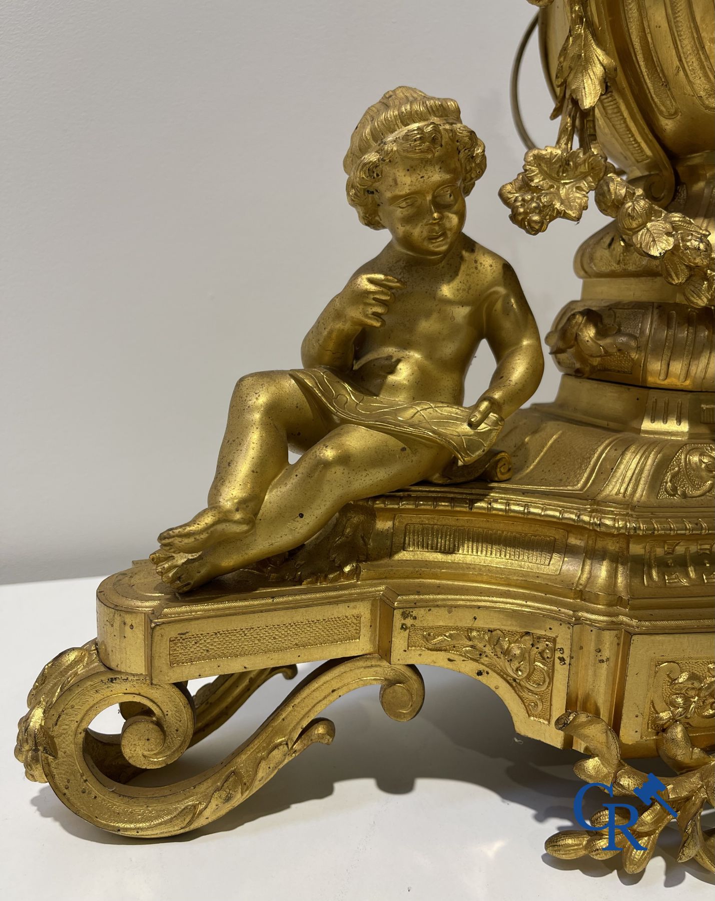 3-delige bronzen schouwgarnituur in LVI-stijl met putti. Jules Petit à Paris. Napoleon III-periode.