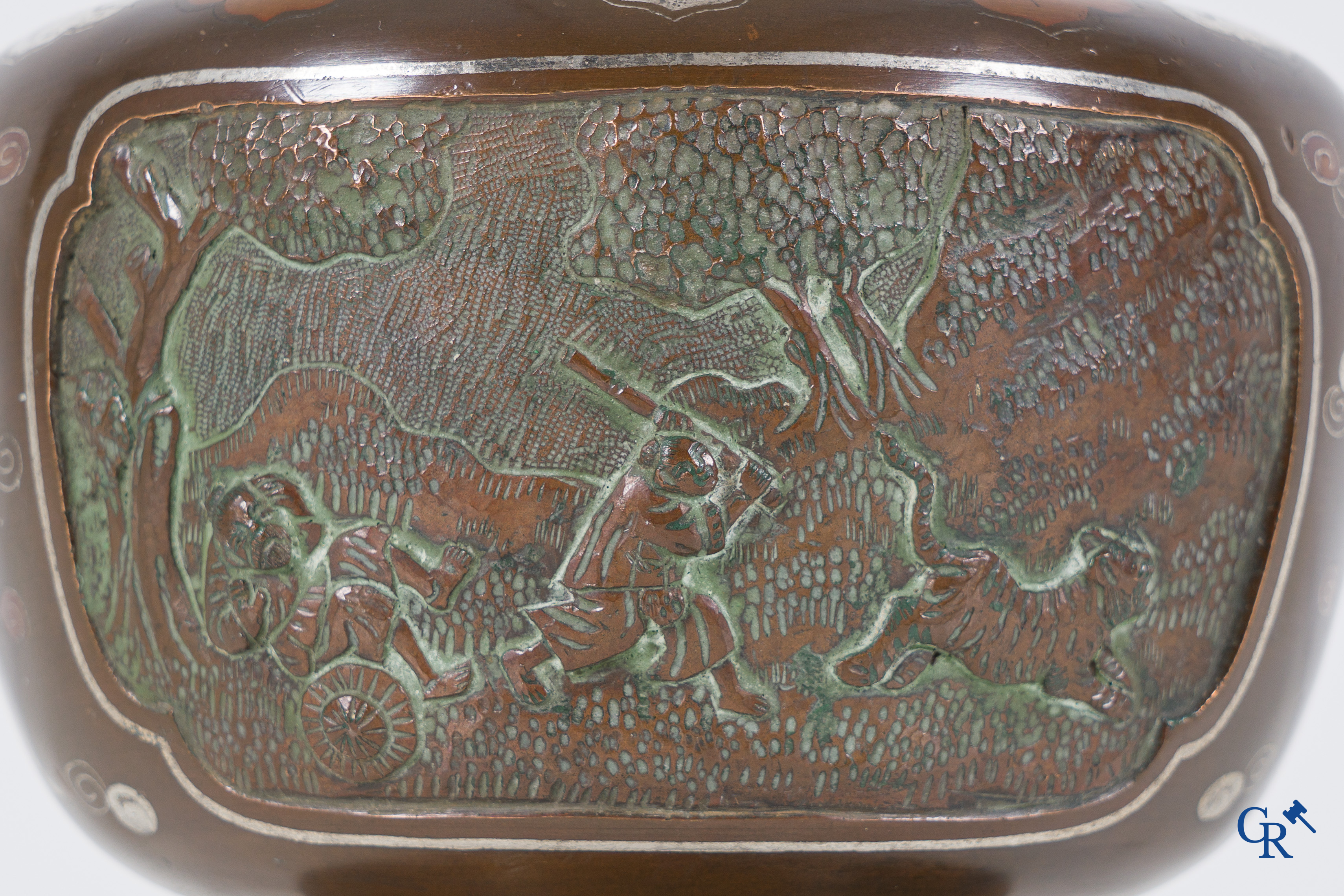 Art Asiatique: Un vase chinois en bronze pour le marché Vietnamien incrusté de cuivre et d'argent avec un décor en relief. 19ème siècle.