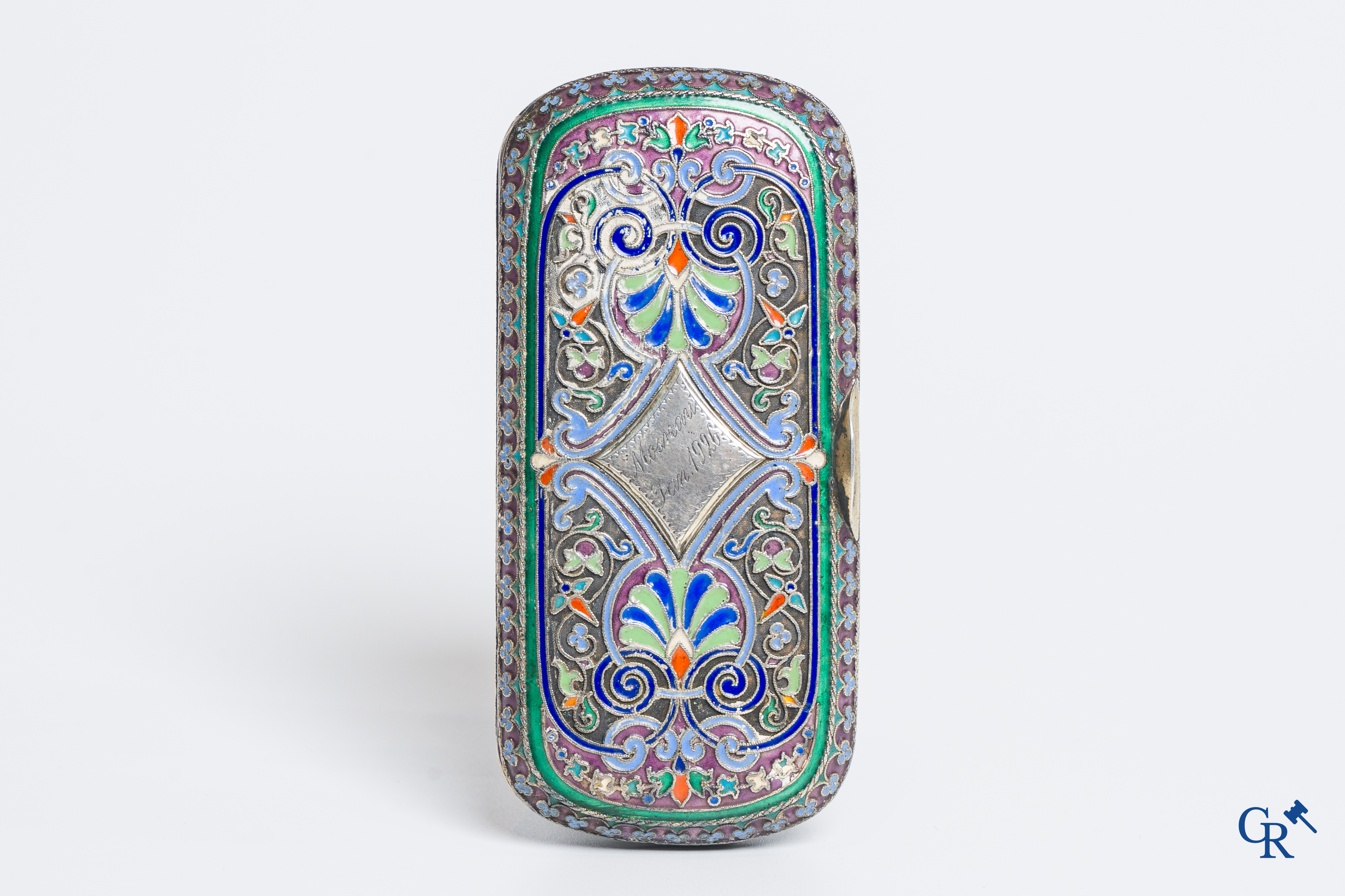 Russian silver: Cigarette holder in silver and enamel, interior in vermeil. <br />
Pavel Ovchhinnikov, Moscow around 1887.