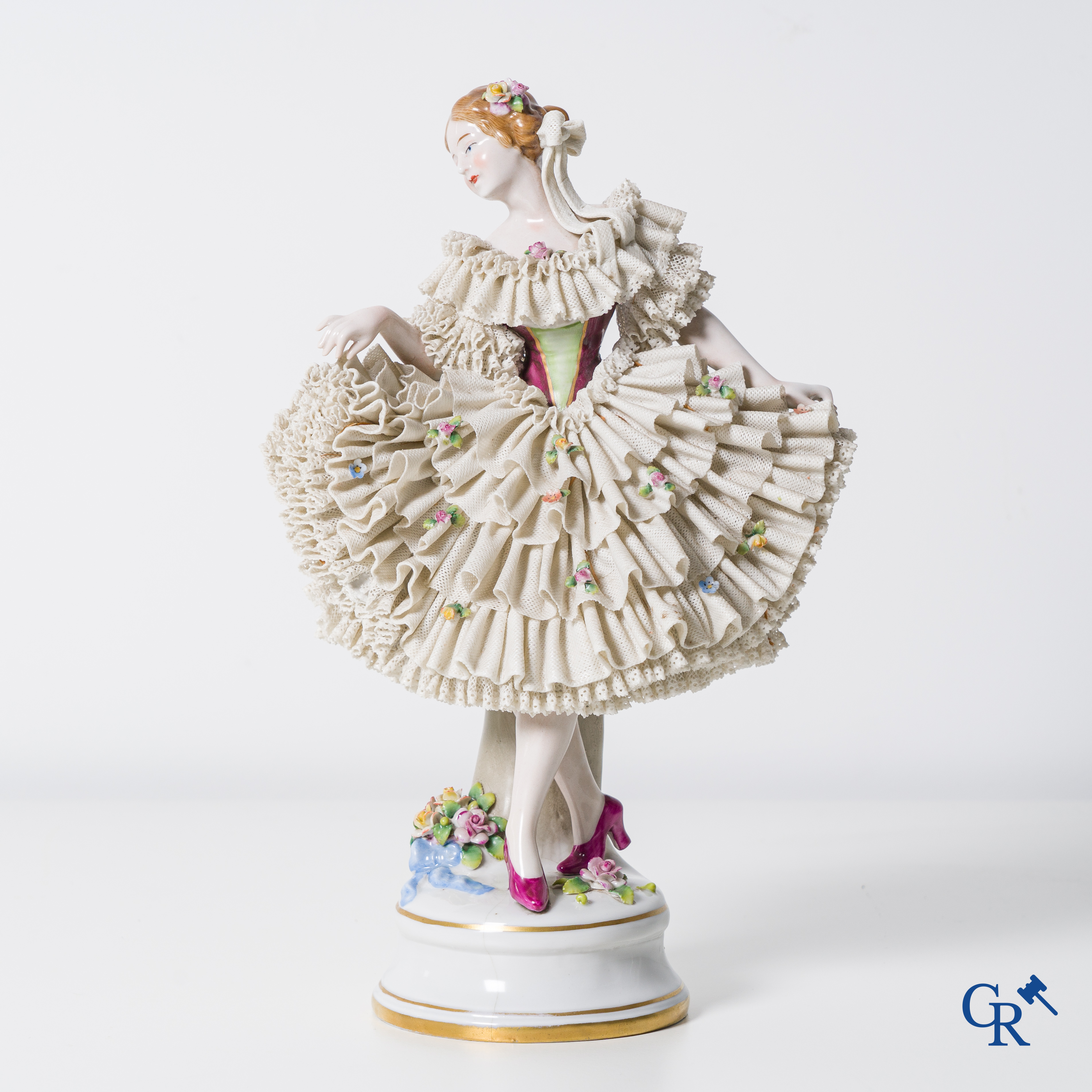 Porcelaine européenne: Sitzendorf, Saalfeld-Rudolstadt. Grande danseuse en porcelaine en dentelle. Marquée.