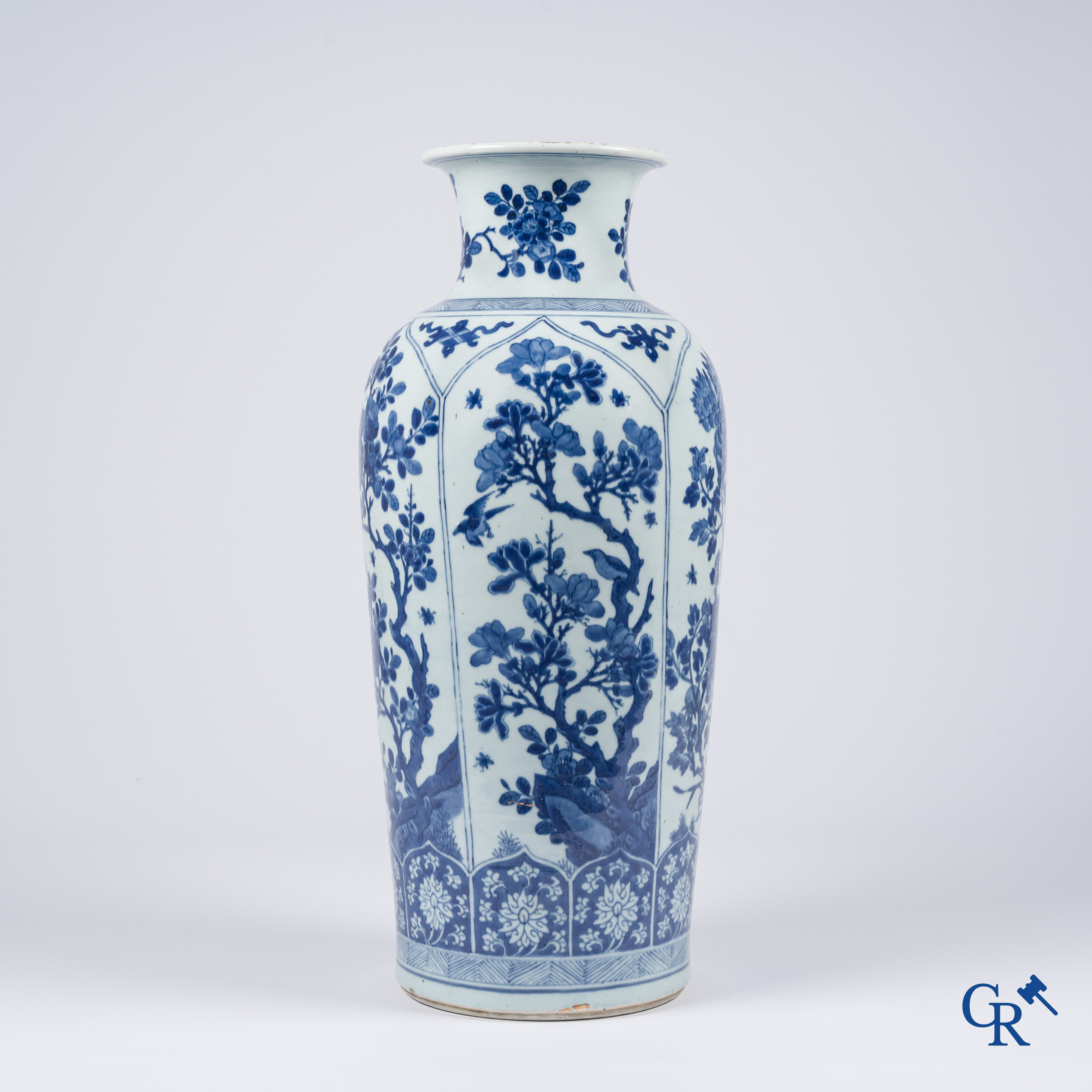 Aziatica, Chinees porselein. Een grote Chinese blauw-wit "rouleau" vaas. Kangxi. Gemerkt.