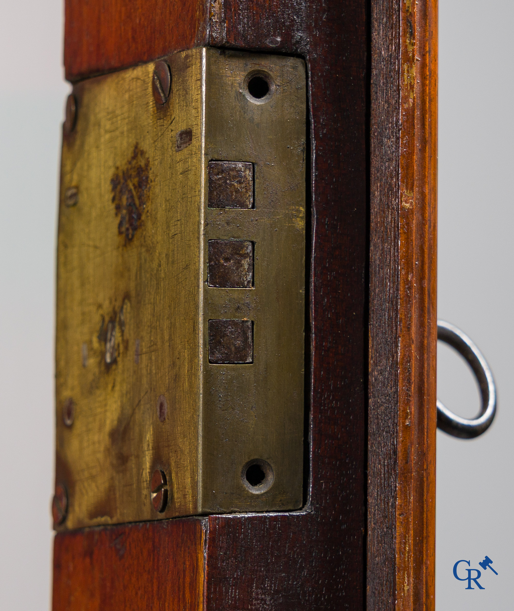 Hollandse vitrinekast met 3 laden. Mahonie. 18e eeuw.