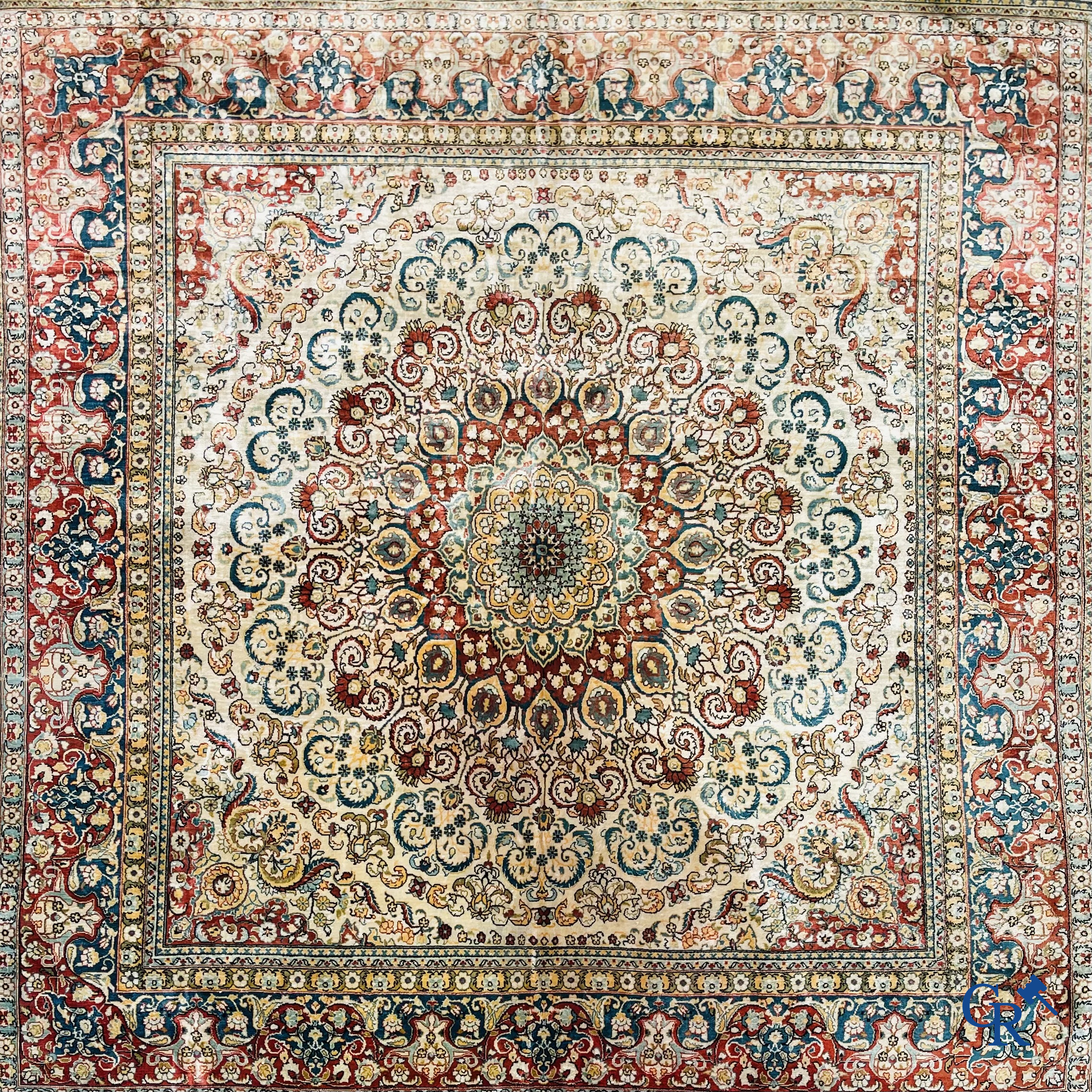 Tapis d'Orient: Hereke, un tapis en soie finement noué au décor floral.