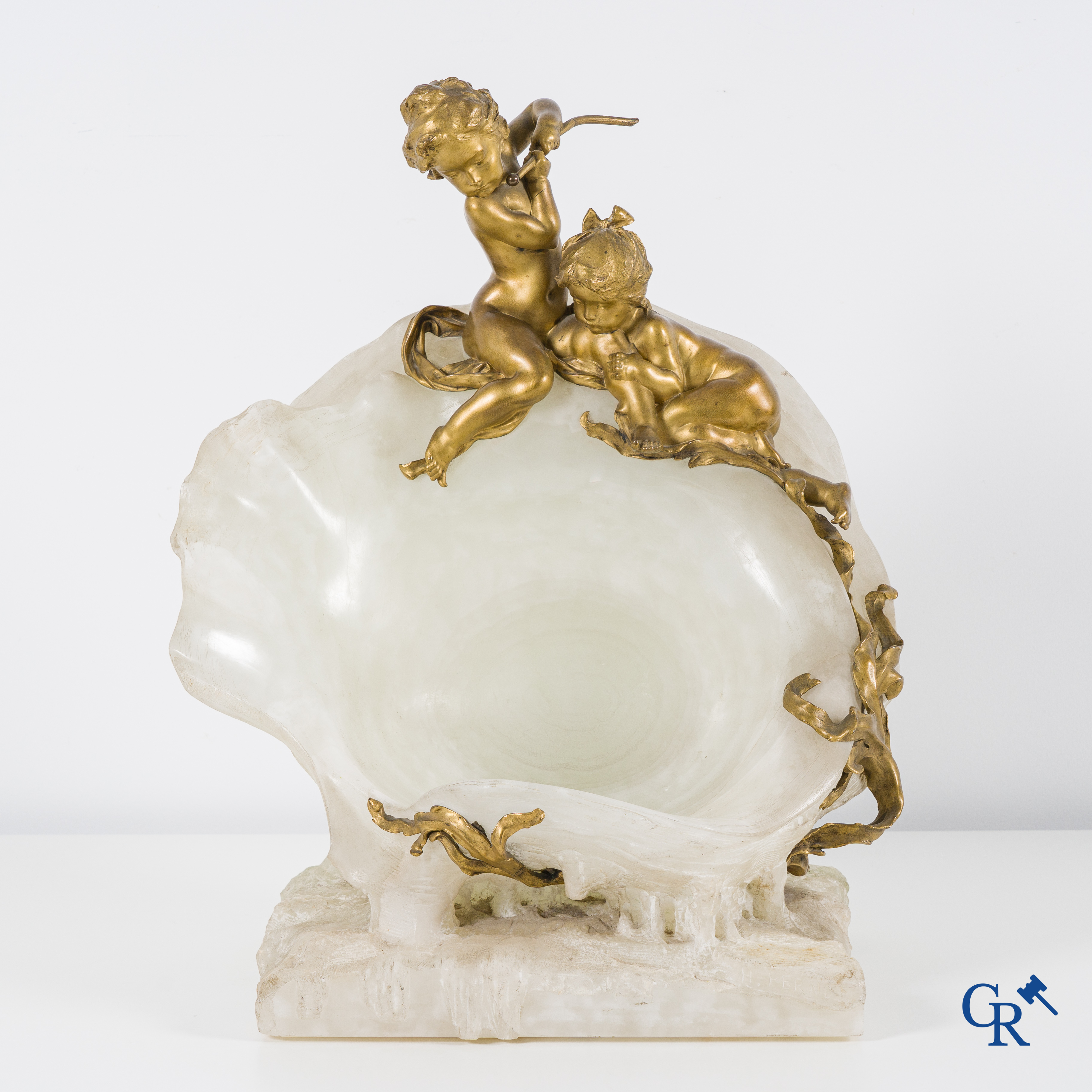 Henri Pernot (1859 - 1937) Spelende putti op een grote open zeeschelp. Witte onyx en vergulde brons. Circa 1900.