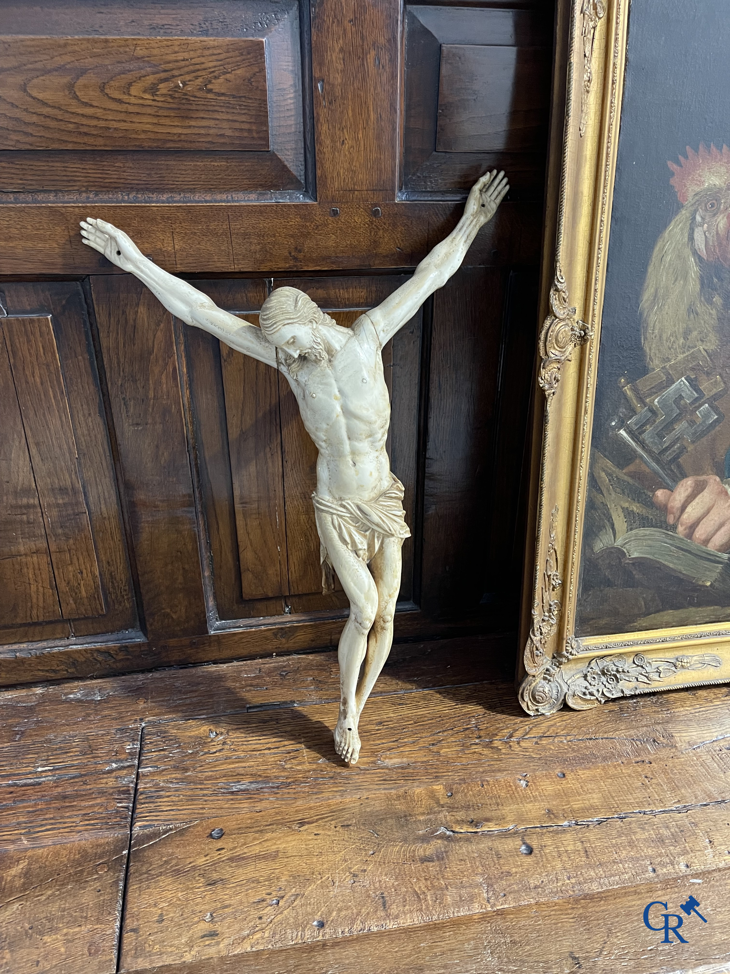 Religieuze objecten, een grote corpus in gesneden ivoor. Europees werk. 18e-19e eeuw.