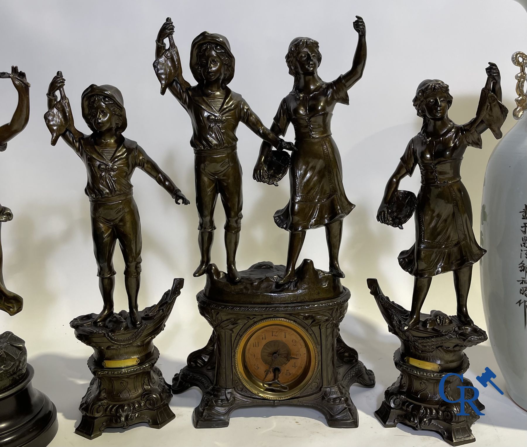 A lot of a Chinese vase, 2 statues and a fireplace set in spelter.