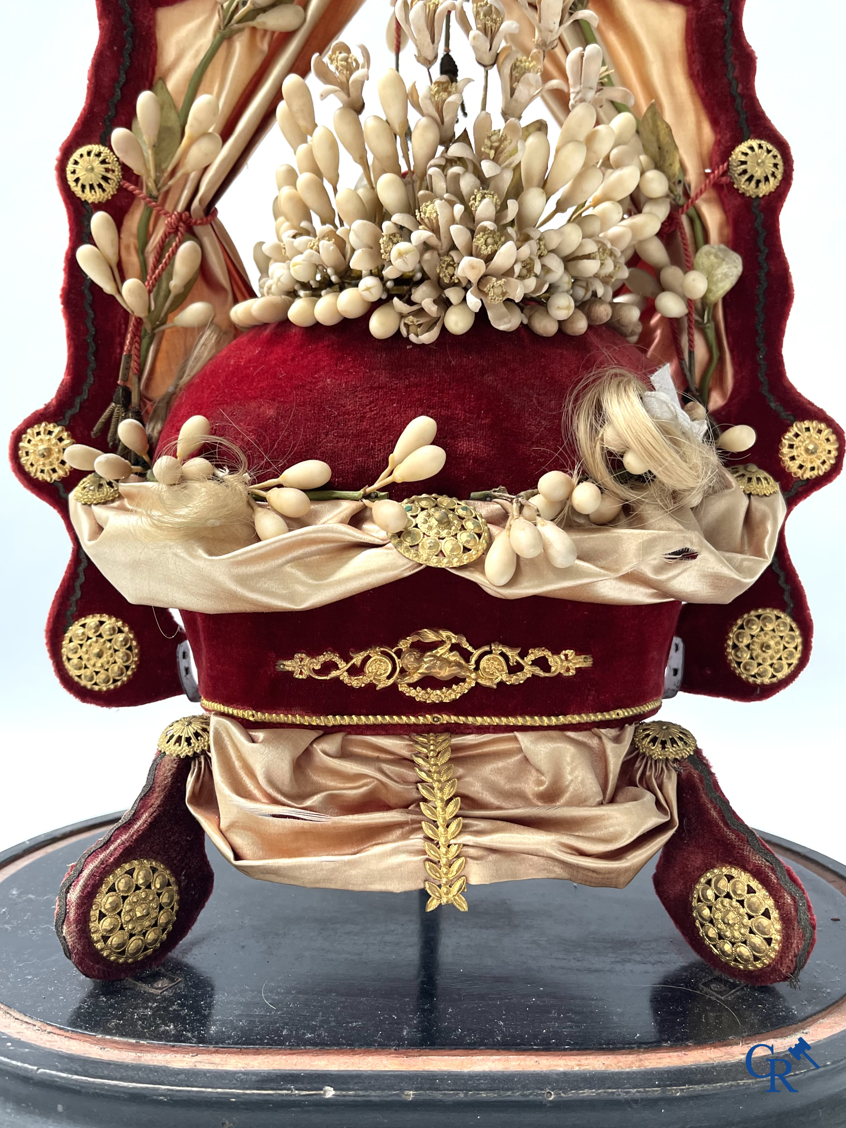 2 globes en verre avec un bouquet de mariage sur une base ornée d'ornements en laiton doré. vers 1900.