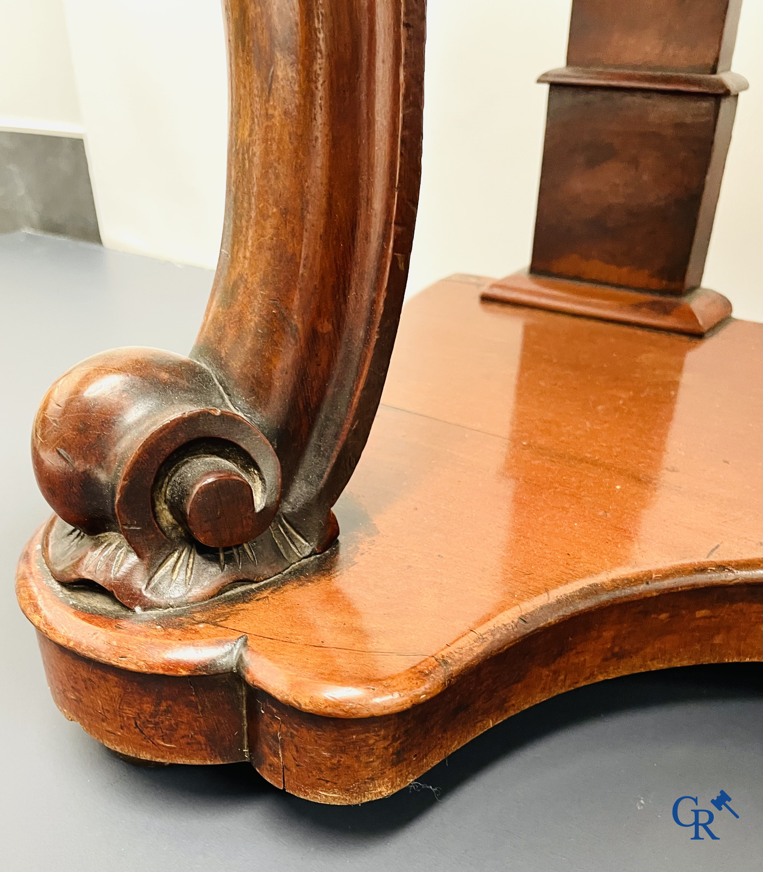 Une console avec tiroir en acajou et marbre. Période Louis Philippe.