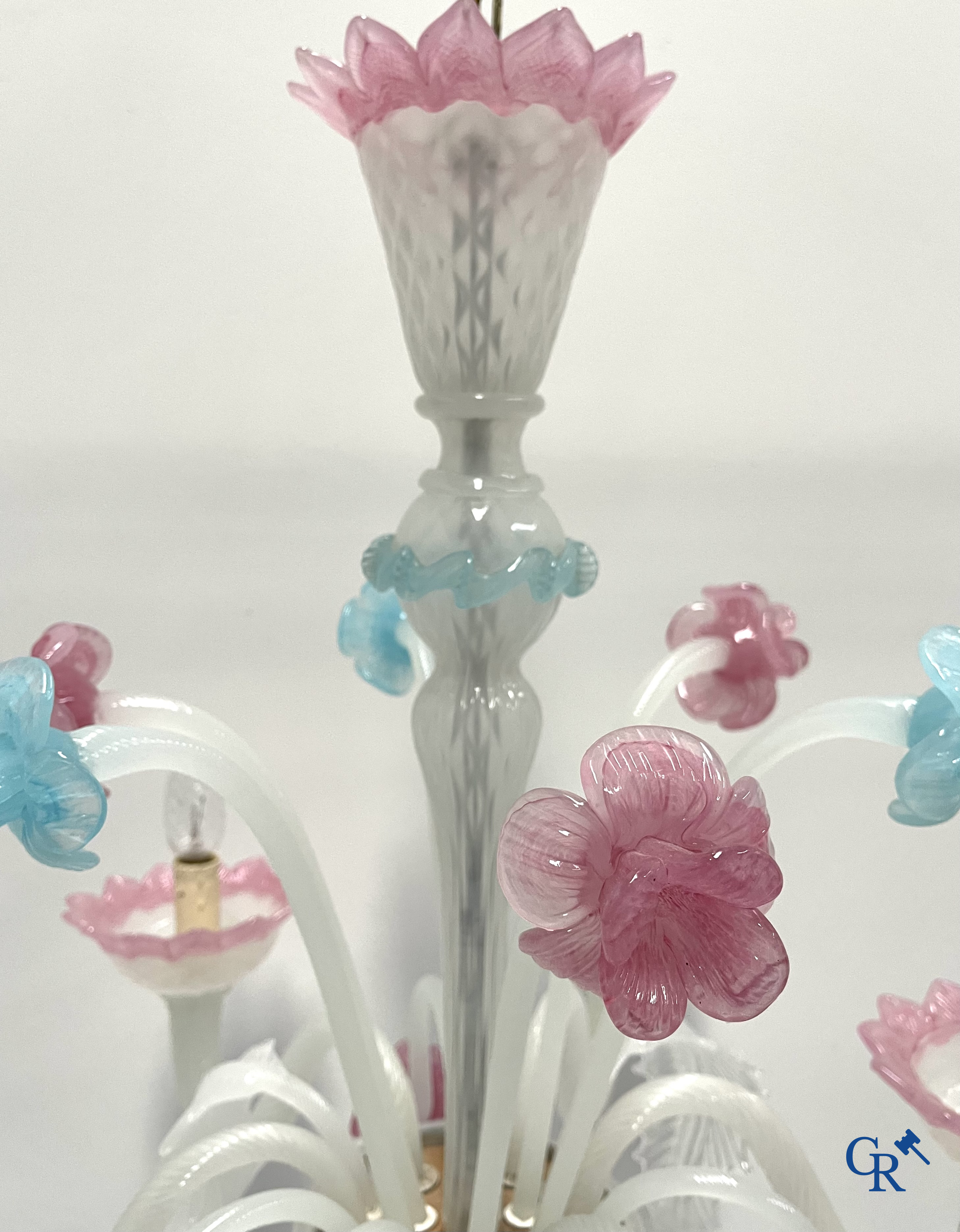 2 grands lustres vénitiens.