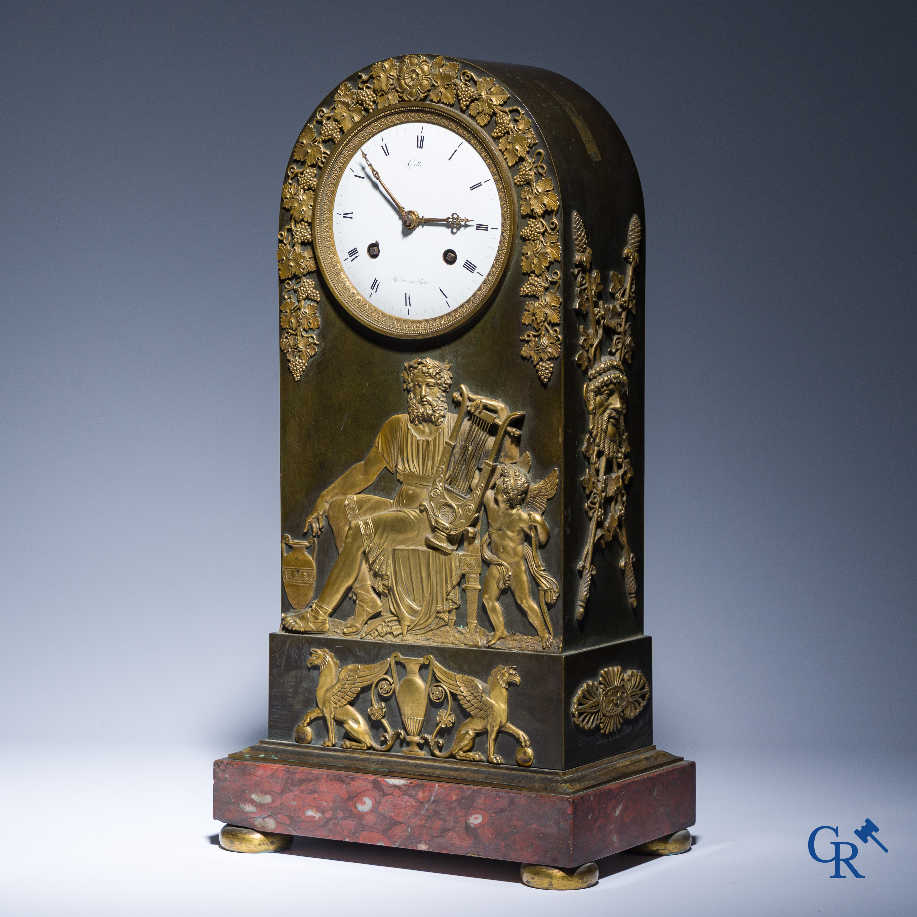 Claude Galle, Rue Vivienne à Paris. Pendule borne "Anacreon" in verguld en gepatineerd brons. Empire, Circa 1806.