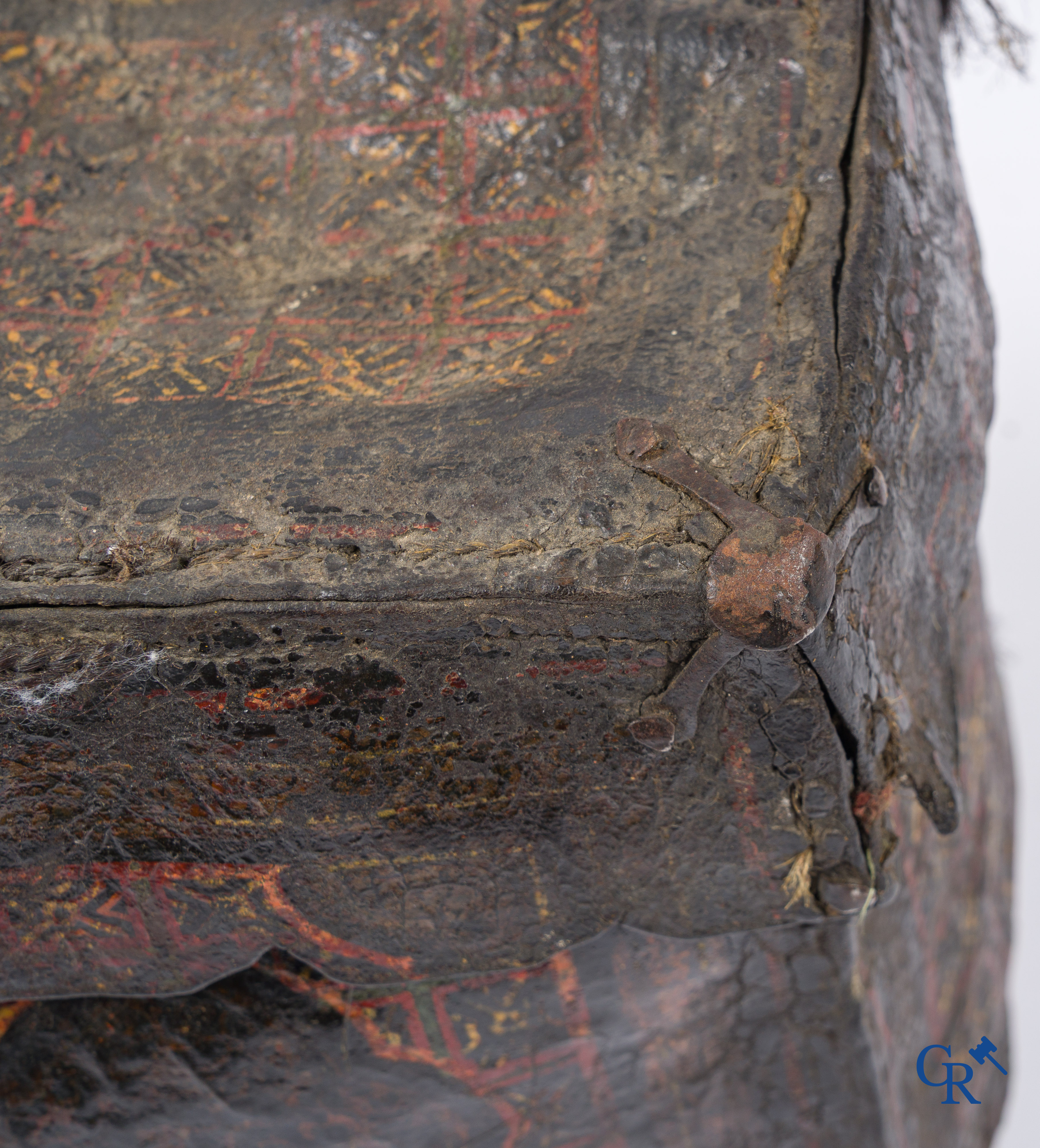 Antiek lederen geld of documenten koffer met origineel smeedijzer slotwerk.